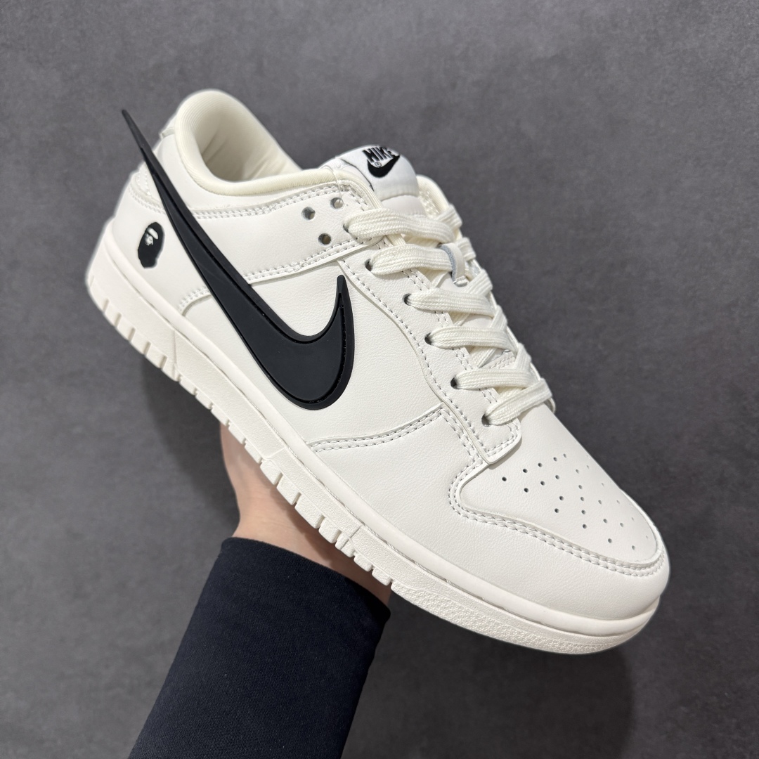 图片[3]-【定制版】Nike SB Dunk Low x AMBUSH x BAPE 米白黑大钩 纯原大厂出品 极力推荐 原装头层材料 独家版型蒸餾加工 帶來的是更好的视觉和脚感体验 大厂纯原品质出货 清洁度 电绣工艺 皮料切割干净无任何毛边 细节完美 货号：XX2025 998 尺码：36 36.5 37.5 38 38.5 39 40 40.5 41 42 42.5 43 44 44.5 45-选品中心