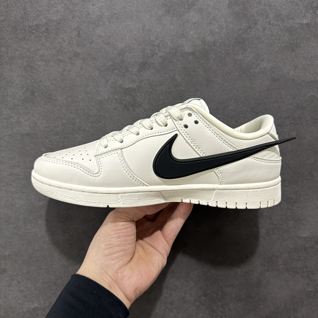 图片[2]-【定制版】Nike SB Dunk Low x AMBUSH x BAPE 米白黑大钩 纯原大厂出品 极力推荐 原装头层材料 独家版型蒸餾加工 帶來的是更好的视觉和脚感体验 大厂纯原品质出货 清洁度 电绣工艺 皮料切割干净无任何毛边 细节完美 货号：XX2025 998 尺码：36 36.5 37.5 38 38.5 39 40 40.5 41 42 42.5 43 44 44.5 45-选品中心