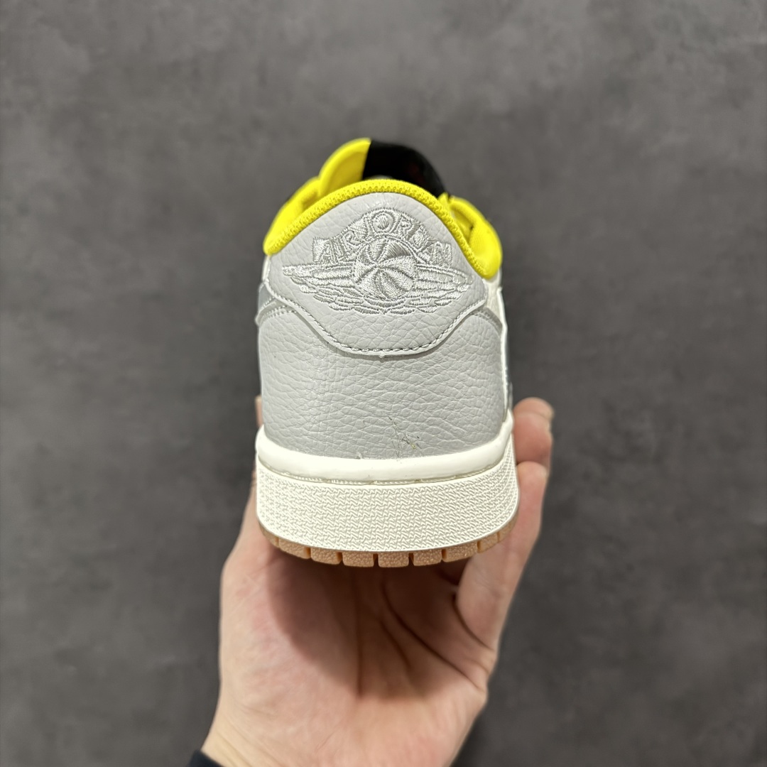 图片[4]-【定制版】Travis Scott x Fragment Design x Air Jordan 1 Low OG SP AJ1联名款 低帮文化休闲板鞋 DN6901-095  #多方联名合作融合了Travis Scott 独特的音乐风格，藤原浩个性的设计风格以及Jordan品牌的经典元素 使其成为一双具有独特身份和价值的鞋子 清新而立体的外观加上联名标识更突出了其独特身份 这种配色方案显示出活力和时尚感 在视觉上引人注目 鞋身的质感和细腻的细节处理使其显得高端而格调十足 这款“倒钩”联名是设计与创意完美结合 融合多方的个性风格是一款备受瞩目的潮流鞋款  尺码：36 36.5 37.5 38 38.5 39 40 40.5 41 42 42.5 43 44 44.5 45-选品中心
