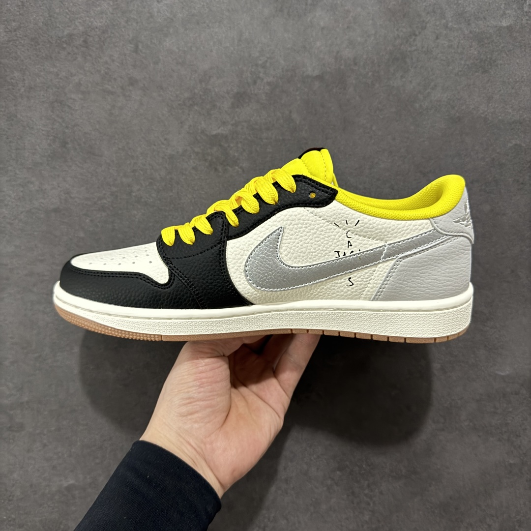 图片[2]-【定制版】Travis Scott x Fragment Design x Air Jordan 1 Low OG SP AJ1联名款 低帮文化休闲板鞋 DN6901-095  #多方联名合作融合了Travis Scott 独特的音乐风格，藤原浩个性的设计风格以及Jordan品牌的经典元素 使其成为一双具有独特身份和价值的鞋子 清新而立体的外观加上联名标识更突出了其独特身份 这种配色方案显示出活力和时尚感 在视觉上引人注目 鞋身的质感和细腻的细节处理使其显得高端而格调十足 这款“倒钩”联名是设计与创意完美结合 融合多方的个性风格是一款备受瞩目的潮流鞋款  尺码：36 36.5 37.5 38 38.5 39 40 40.5 41 42 42.5 43 44 44.5 45-选品中心