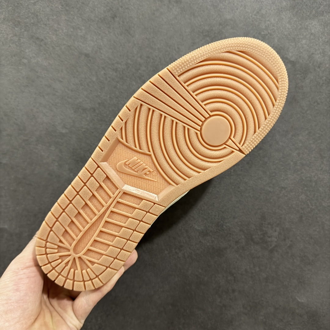 图片[9]-【定制版】Travis Scott x Fragment Design x Air Jordan 1 Low OG SP AJ1联名款 低帮文化休闲板鞋 DN6901-095  #多方联名合作融合了Travis Scott 独特的音乐风格，藤原浩个性的设计风格以及Jordan品牌的经典元素 使其成为一双具有独特身份和价值的鞋子 清新而立体的外观加上联名标识更突出了其独特身份 这种配色方案显示出活力和时尚感 在视觉上引人注目 鞋身的质感和细腻的细节处理使其显得高端而格调十足 这款“倒钩”联名是设计与创意完美结合 融合多方的个性风格是一款备受瞩目的潮流鞋款  尺码：36 36.5 37.5 38 38.5 39 40 40.5 41 42 42.5 43 44 44.5 45-选品中心