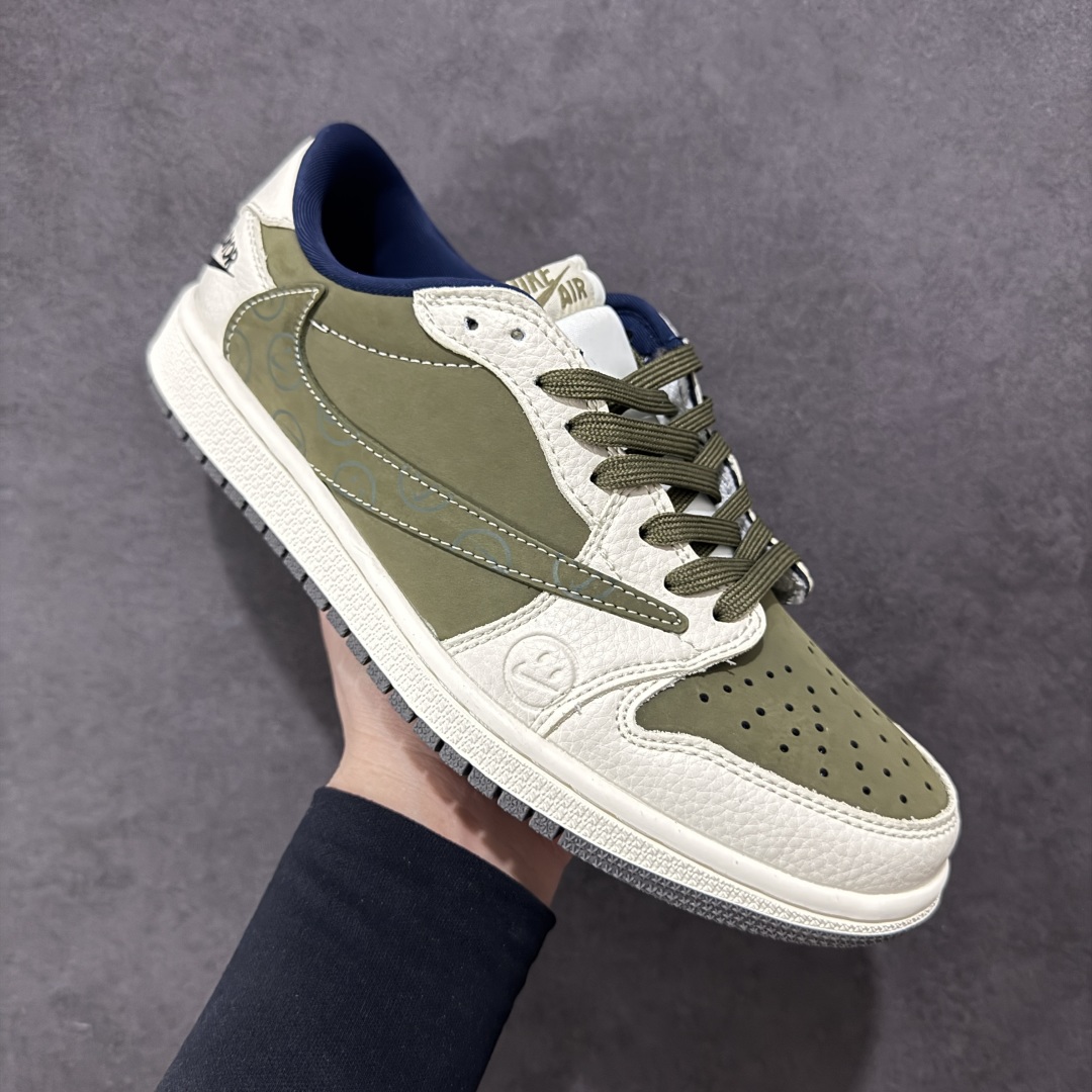图片[3]-【定制版】Travis Scott x Fragment Design x Air Jordan 1 Low OG SP AJ1 迪奥联名 秧色米白 低帮文化休闲板鞋  #多方联名合作融合了Travis Scott 独特的音乐风格，藤原浩个性的设计风格以及Jordan品牌的经典元素 使其成为一双具有独特身份和价值的鞋子 清新而立体的外观加上联名标识更突出了其独特身份 这种配色方案显示出活力和时尚感 在视觉上引人注目 鞋身的质感和细腻的细节处理使其显得高端而格调十足 这款“倒钩”联名是设计与创意完美结合 融合多方的个性风格是一款备受瞩目的潮流鞋款  货号：LD2025-008 尺码：36 36.5 37.5 38 38.5 39 40 40.5 41 42 42.5 43 44 44.5 45-选品中心