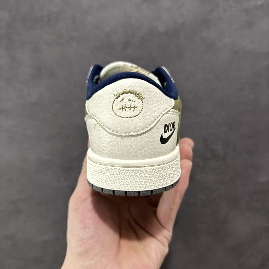 图片[4]-【定制版】Travis Scott x Fragment Design x Air Jordan 1 Low OG SP AJ1 迪奥联名 秧色米白 低帮文化休闲板鞋  #多方联名合作融合了Travis Scott 独特的音乐风格，藤原浩个性的设计风格以及Jordan品牌的经典元素 使其成为一双具有独特身份和价值的鞋子 清新而立体的外观加上联名标识更突出了其独特身份 这种配色方案显示出活力和时尚感 在视觉上引人注目 鞋身的质感和细腻的细节处理使其显得高端而格调十足 这款“倒钩”联名是设计与创意完美结合 融合多方的个性风格是一款备受瞩目的潮流鞋款  货号：LD2025-008 尺码：36 36.5 37.5 38 38.5 39 40 40.5 41 42 42.5 43 44 44.5 45-选品中心