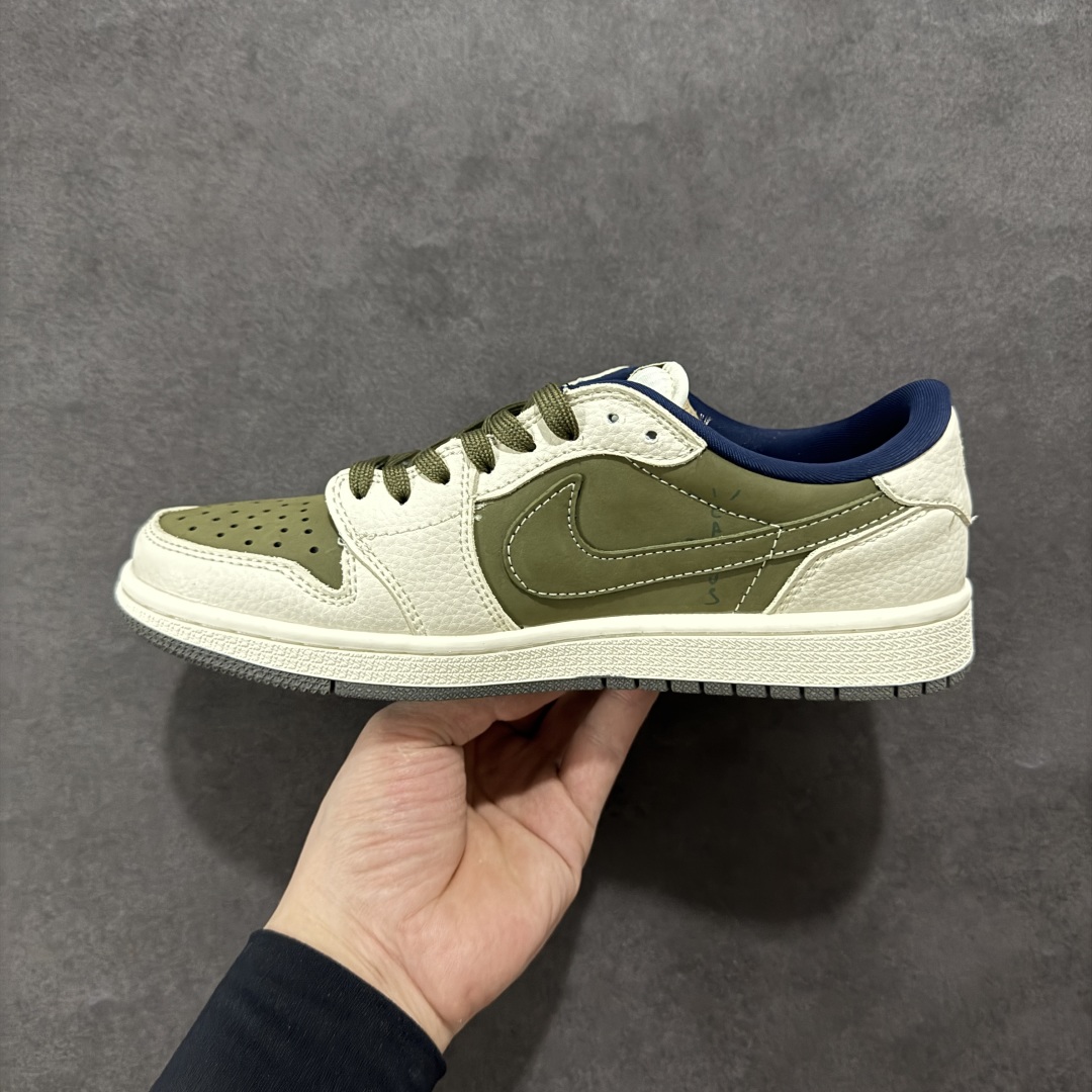 图片[2]-【定制版】Travis Scott x Fragment Design x Air Jordan 1 Low OG SP AJ1 迪奥联名 秧色米白 低帮文化休闲板鞋  #多方联名合作融合了Travis Scott 独特的音乐风格，藤原浩个性的设计风格以及Jordan品牌的经典元素 使其成为一双具有独特身份和价值的鞋子 清新而立体的外观加上联名标识更突出了其独特身份 这种配色方案显示出活力和时尚感 在视觉上引人注目 鞋身的质感和细腻的细节处理使其显得高端而格调十足 这款“倒钩”联名是设计与创意完美结合 融合多方的个性风格是一款备受瞩目的潮流鞋款  货号：LD2025-008 尺码：36 36.5 37.5 38 38.5 39 40 40.5 41 42 42.5 43 44 44.5 45-选品中心