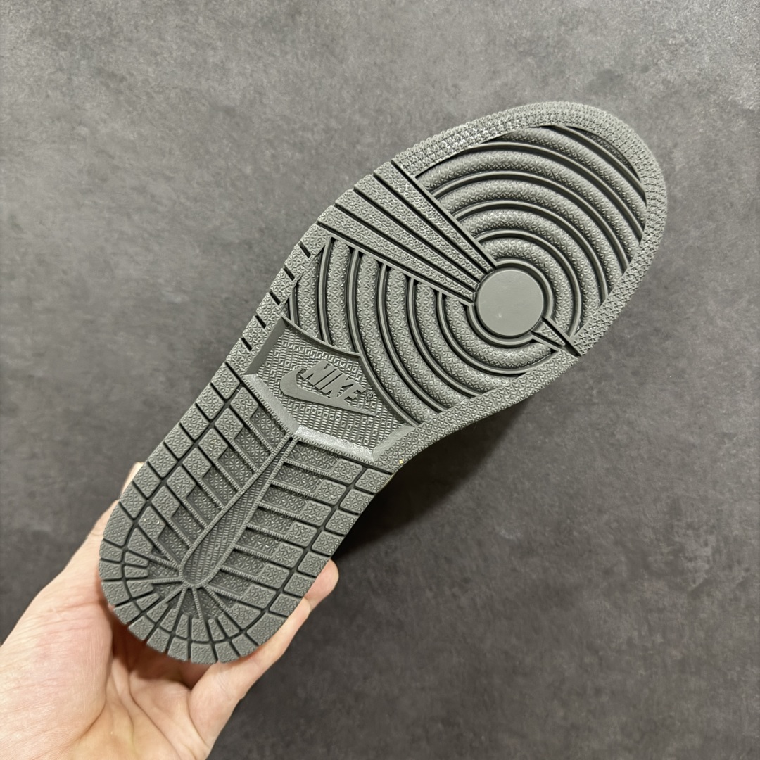 图片[9]-【定制版】Travis Scott x Fragment Design x Air Jordan 1 Low OG SP AJ1 迪奥联名 秧色米白 低帮文化休闲板鞋  #多方联名合作融合了Travis Scott 独特的音乐风格，藤原浩个性的设计风格以及Jordan品牌的经典元素 使其成为一双具有独特身份和价值的鞋子 清新而立体的外观加上联名标识更突出了其独特身份 这种配色方案显示出活力和时尚感 在视觉上引人注目 鞋身的质感和细腻的细节处理使其显得高端而格调十足 这款“倒钩”联名是设计与创意完美结合 融合多方的个性风格是一款备受瞩目的潮流鞋款  货号：LD2025-008 尺码：36 36.5 37.5 38 38.5 39 40 40.5 41 42 42.5 43 44 44.5 45-选品中心