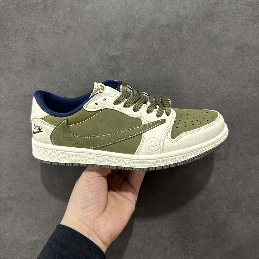 【定制版】Travis Scott x Fragment Design x Air Jordan 1 Low OG SP AJ1 迪奥联名 秧色米白 低帮文化休闲板鞋  #多方联名合作融合了Travis Scott 独特的音乐风格，藤原浩个性的设计风格以及Jordan品牌的经典元素 使其成为一双具有独特身份和价值的鞋子 清新而立体的外观加上联名标识更突出了其独特身份 这种配色方案显示出活力和时尚感 在视觉上引人注目 鞋身的质感和细腻的细节处理使其显得高端而格调十足 这款“倒钩”联名是设计与创意完美结合 融合多方的个性风格是一款备受瞩目的潮流鞋款  货号：LD2025-008 尺码：36 36.5 37.5 38 38.5 39 40 40.5 41 42 42.5 43 44 44.5 45-选品中心