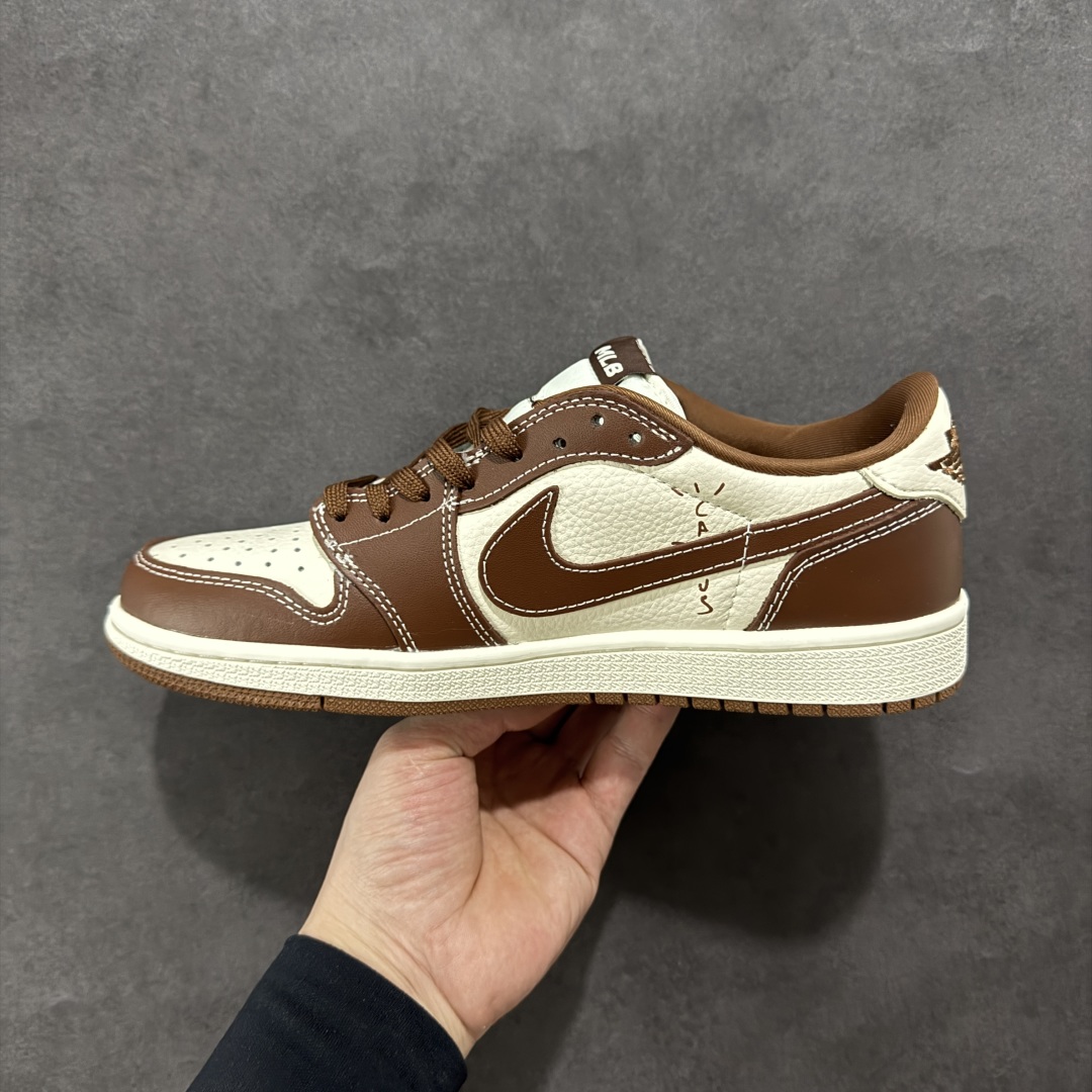 图片[2]-【定制版】Travis Scott x Fragment Design x Air Jordan 1 Low OG SP AJ1 MLB联名 栗色 低帮文化休闲板鞋  #多方联名合作融合了Travis Scott 独特的音乐风格，藤原浩个性的设计风格以及Jordan品牌的经典元素 使其成为一双具有独特身份和价值的鞋子 清新而立体的外观加上联名标识更突出了其独特身份 这种配色方案显示出活力和时尚感 在视觉上引人注目 鞋身的质感和细腻的细节处理使其显得高端而格调十足 这款“倒钩”联名是设计与创意完美结合 融合多方的个性风格是一款备受瞩目的潮流鞋款  货号：XS2024-014 尺码：36 36.5 37.5 38 38.5 39 40 40.5 41 42 42.5 43 44 44.5 45-选品中心