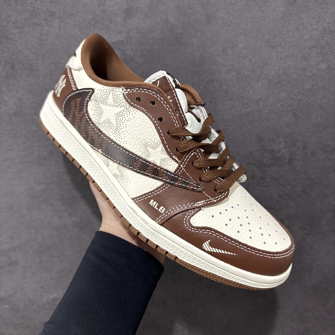 图片[3]-【定制版】Travis Scott x Fragment Design x Air Jordan 1 Low OG SP AJ1 MLB联名 栗色 低帮文化休闲板鞋  #多方联名合作融合了Travis Scott 独特的音乐风格，藤原浩个性的设计风格以及Jordan品牌的经典元素 使其成为一双具有独特身份和价值的鞋子 清新而立体的外观加上联名标识更突出了其独特身份 这种配色方案显示出活力和时尚感 在视觉上引人注目 鞋身的质感和细腻的细节处理使其显得高端而格调十足 这款“倒钩”联名是设计与创意完美结合 融合多方的个性风格是一款备受瞩目的潮流鞋款  货号：XS2024-014 尺码：36 36.5 37.5 38 38.5 39 40 40.5 41 42 42.5 43 44 44.5 45-选品中心