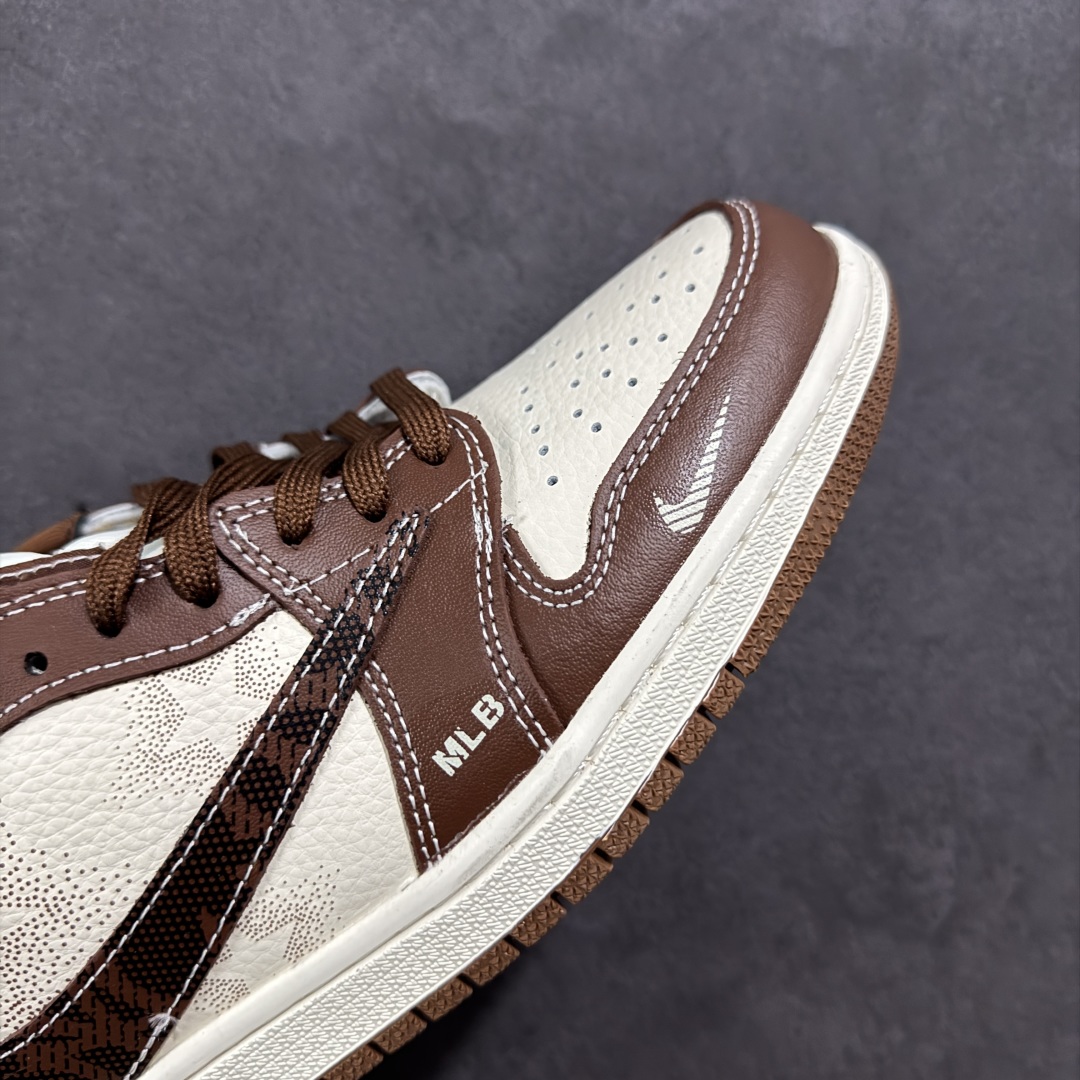图片[5]-【定制版】Travis Scott x Fragment Design x Air Jordan 1 Low OG SP AJ1 MLB联名 栗色 低帮文化休闲板鞋  #多方联名合作融合了Travis Scott 独特的音乐风格，藤原浩个性的设计风格以及Jordan品牌的经典元素 使其成为一双具有独特身份和价值的鞋子 清新而立体的外观加上联名标识更突出了其独特身份 这种配色方案显示出活力和时尚感 在视觉上引人注目 鞋身的质感和细腻的细节处理使其显得高端而格调十足 这款“倒钩”联名是设计与创意完美结合 融合多方的个性风格是一款备受瞩目的潮流鞋款  货号：XS2024-014 尺码：36 36.5 37.5 38 38.5 39 40 40.5 41 42 42.5 43 44 44.5 45-选品中心