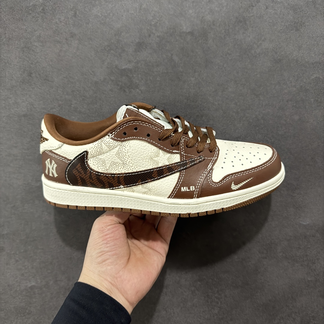 【定制版】Travis Scott x Fragment Design x Air Jordan 1 Low OG SP AJ1 MLB联名 栗色 低帮文化休闲板鞋  #多方联名合作融合了Travis Scott 独特的音乐风格,藤原浩个性的设计风格以及Jordan品牌的经典元素 使其成为一双具有独特身份和价值的鞋子 清新而立体的外观加上联名标识更突出了其独特身份 这种配色方案显示出活力和时尚感 在视觉上引人注目 鞋身的质感和细腻的细节处理使其显得高端而格调十足 这款“倒钩”联名是设计与创意完美结合 融合多方的个性风格是一款备受瞩目的潮流鞋款  货号:XS2024-014 尺码:36 36.5 37.5 38 38.5 39 40 40.5 41 42 42.5 43 44 44.5 45-选品中心
