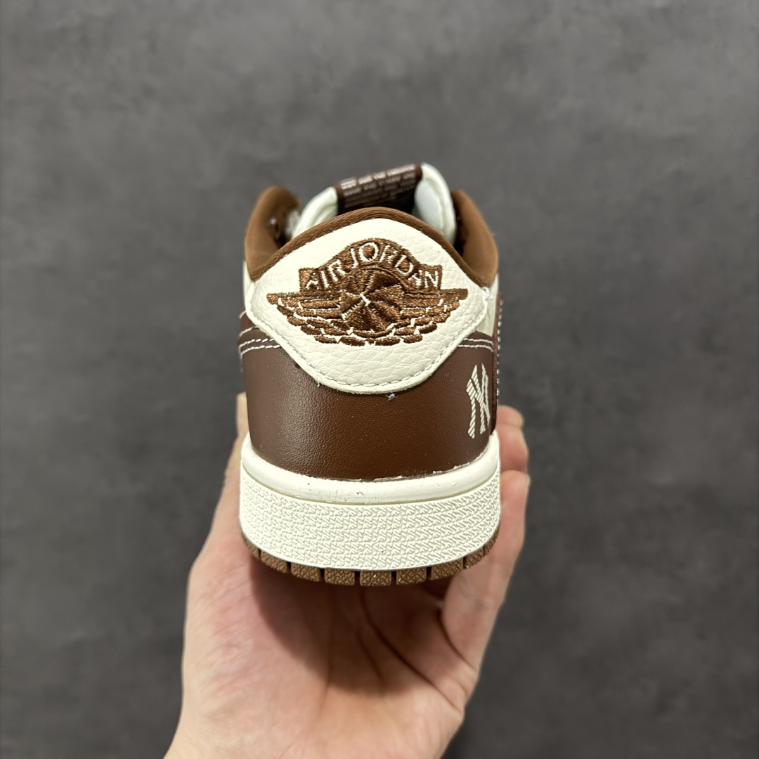 图片[4]-【定制版】Travis Scott x Fragment Design x Air Jordan 1 Low OG SP AJ1 MLB联名 栗色 低帮文化休闲板鞋  #多方联名合作融合了Travis Scott 独特的音乐风格，藤原浩个性的设计风格以及Jordan品牌的经典元素 使其成为一双具有独特身份和价值的鞋子 清新而立体的外观加上联名标识更突出了其独特身份 这种配色方案显示出活力和时尚感 在视觉上引人注目 鞋身的质感和细腻的细节处理使其显得高端而格调十足 这款“倒钩”联名是设计与创意完美结合 融合多方的个性风格是一款备受瞩目的潮流鞋款  货号：XS2024-014 尺码：36 36.5 37.5 38 38.5 39 40 40.5 41 42 42.5 43 44 44.5 45-选品中心