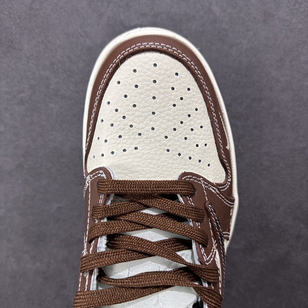 图片[8]-【定制版】Travis Scott x Fragment Design x Air Jordan 1 Low OG SP AJ1 MLB联名 栗色 低帮文化休闲板鞋  #多方联名合作融合了Travis Scott 独特的音乐风格，藤原浩个性的设计风格以及Jordan品牌的经典元素 使其成为一双具有独特身份和价值的鞋子 清新而立体的外观加上联名标识更突出了其独特身份 这种配色方案显示出活力和时尚感 在视觉上引人注目 鞋身的质感和细腻的细节处理使其显得高端而格调十足 这款“倒钩”联名是设计与创意完美结合 融合多方的个性风格是一款备受瞩目的潮流鞋款  货号：XS2024-014 尺码：36 36.5 37.5 38 38.5 39 40 40.5 41 42 42.5 43 44 44.5 45-选品中心