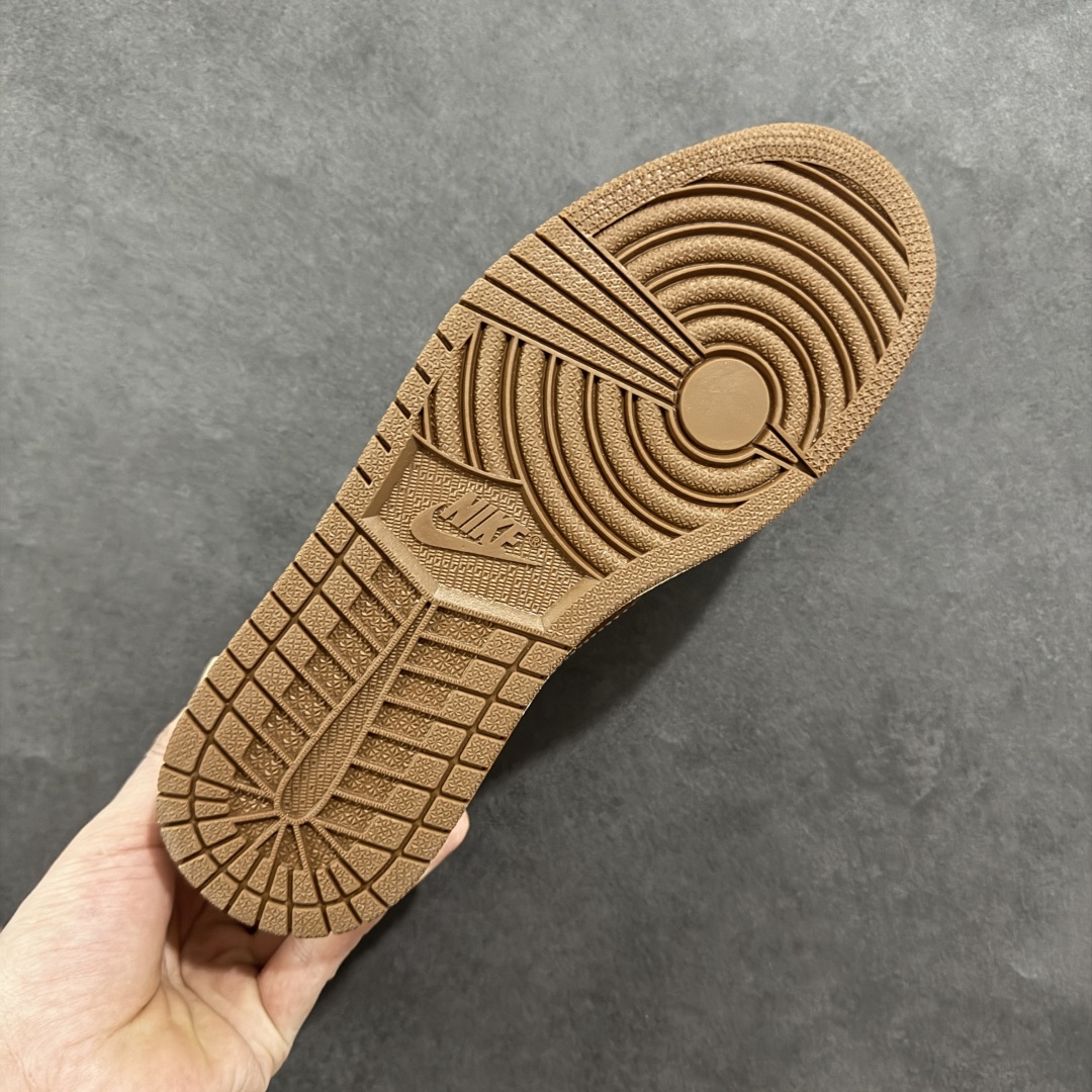 图片[9]-【定制版】Travis Scott x Fragment Design x Air Jordan 1 Low OG SP AJ1 MLB联名 栗色 低帮文化休闲板鞋  #多方联名合作融合了Travis Scott 独特的音乐风格，藤原浩个性的设计风格以及Jordan品牌的经典元素 使其成为一双具有独特身份和价值的鞋子 清新而立体的外观加上联名标识更突出了其独特身份 这种配色方案显示出活力和时尚感 在视觉上引人注目 鞋身的质感和细腻的细节处理使其显得高端而格调十足 这款“倒钩”联名是设计与创意完美结合 融合多方的个性风格是一款备受瞩目的潮流鞋款  货号：XS2024-014 尺码：36 36.5 37.5 38 38.5 39 40 40.5 41 42 42.5 43 44 44.5 45-选品中心