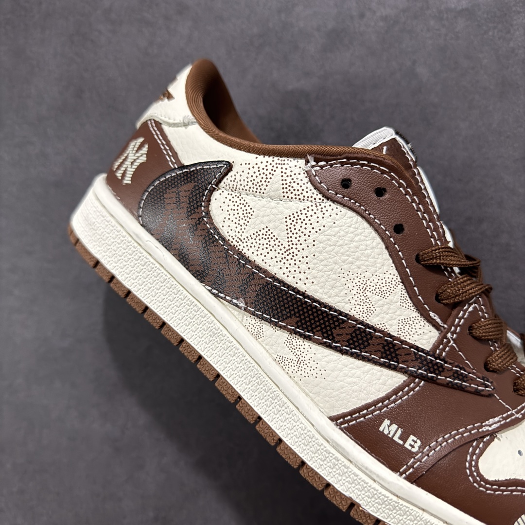 图片[6]-【定制版】Travis Scott x Fragment Design x Air Jordan 1 Low OG SP AJ1 MLB联名 栗色 低帮文化休闲板鞋  #多方联名合作融合了Travis Scott 独特的音乐风格，藤原浩个性的设计风格以及Jordan品牌的经典元素 使其成为一双具有独特身份和价值的鞋子 清新而立体的外观加上联名标识更突出了其独特身份 这种配色方案显示出活力和时尚感 在视觉上引人注目 鞋身的质感和细腻的细节处理使其显得高端而格调十足 这款“倒钩”联名是设计与创意完美结合 融合多方的个性风格是一款备受瞩目的潮流鞋款  货号：XS2024-014 尺码：36 36.5 37.5 38 38.5 39 40 40.5 41 42 42.5 43 44 44.5 45-选品中心