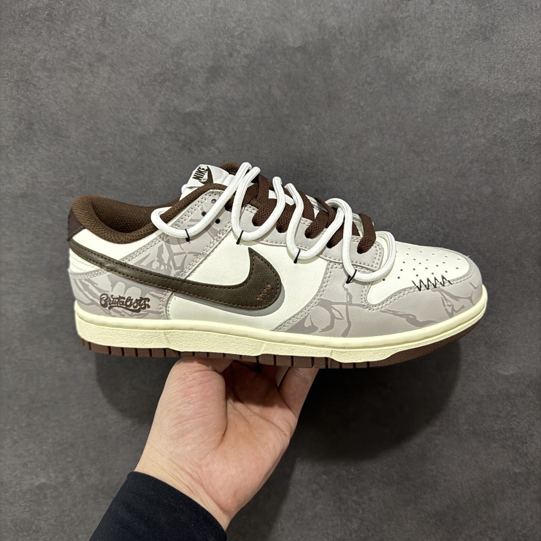 【YC纯原版】NK Dunk Low 破碎网格 DD1503-124 此款灵感来源于复古机能风，以黑棕色做旧风格为基底，灰青裂纹从石膏白中庭野蛮生长，每一道网格崩裂宛若冰封岩浆流动的瞬间定格。鞋身化作时间磨损的动态雕塑，腰身古铜色贴布Swoosh与后跟刺绣形成破坏性对话，在秩序解体中完成不规则美学朝圣。定制系列天花板 无原鞋不开发 全系列得物原鞋一比一校对开发 配色持续更新中 终端对接 优势输出 全套原厂楦头原纸板数据档案倾力打造 原汁原味莞产 极致还原 圈内最强针车工艺 高端零售指定版 广东原厂配套原盒原标 鞋盒分三个尺码段 原厂冲刀 超高清洁度 全鞋零毛边皮料切割 采用原厂百宏鞋带以及原厂百宏织唛舌标 内标可供原厂几率过验 进口原装条纹中底布 四线拉帮白色点胶 原厂拉帮手法遵循公司 原厂电绣 极致还原 尺码：36 36.5 37.5 38 38.5 39 40 40.5 41 42 42.5 43 44 44.5 45 46-选品中心