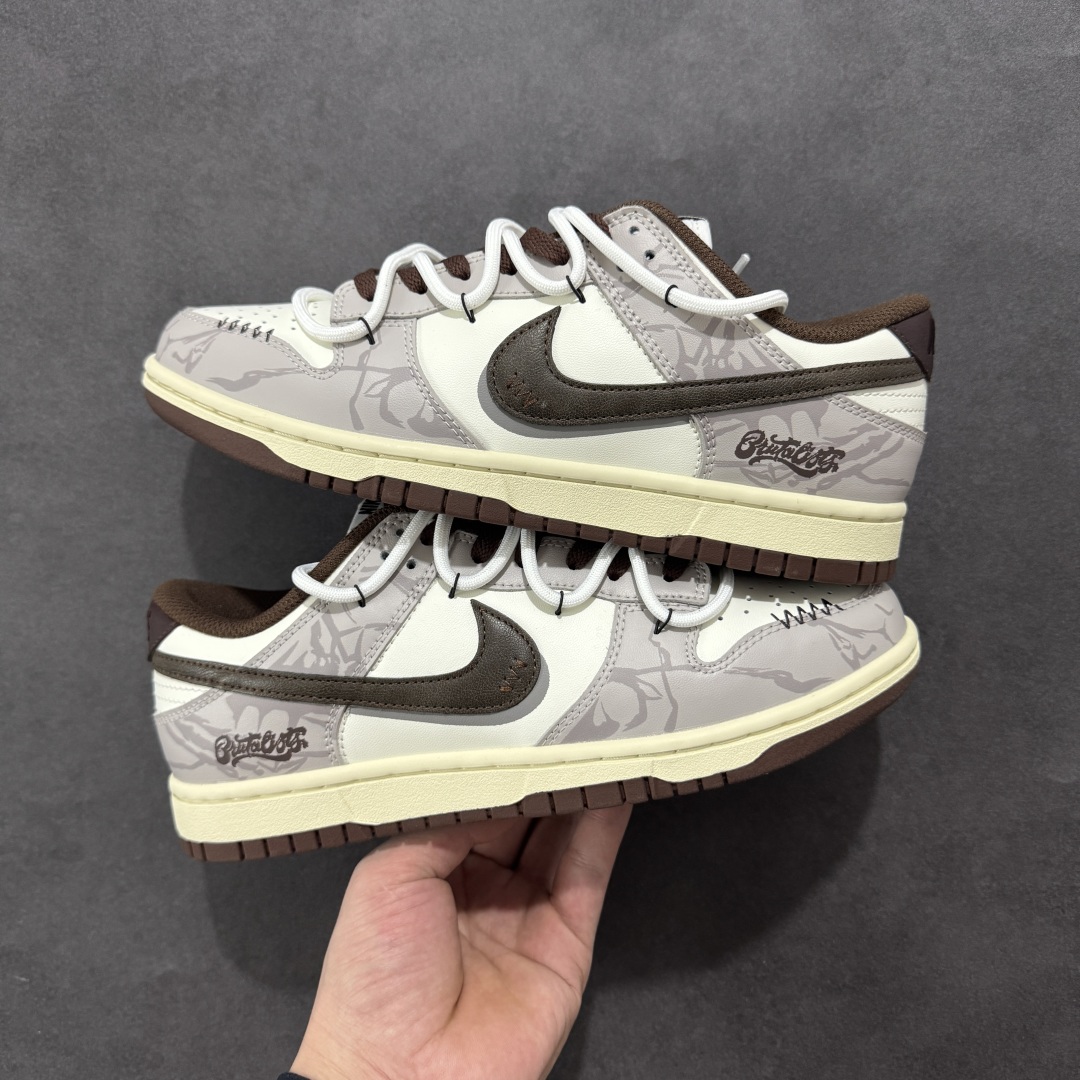 图片[9]-【YC纯原版】NK Dunk Low 破碎网格 DD1503-124 此款灵感来源于复古机能风，以黑棕色做旧风格为基底，灰青裂纹从石膏白中庭野蛮生长，每一道网格崩裂宛若冰封岩浆流动的瞬间定格。鞋身化作时间磨损的动态雕塑，腰身古铜色贴布Swoosh与后跟刺绣形成破坏性对话，在秩序解体中完成不规则美学朝圣。定制系列天花板 无原鞋不开发 全系列得物原鞋一比一校对开发 配色持续更新中 终端对接 优势输出 全套原厂楦头原纸板数据档案倾力打造 原汁原味莞产 极致还原 圈内最强针车工艺 高端零售指定版 广东原厂配套原盒原标 鞋盒分三个尺码段 原厂冲刀 超高清洁度 全鞋零毛边皮料切割 采用原厂百宏鞋带以及原厂百宏织唛舌标 内标可供原厂几率过验 进口原装条纹中底布 四线拉帮白色点胶 原厂拉帮手法遵循公司 原厂电绣 极致还原 尺码：36 36.5 37.5 38 38.5 39 40 40.5 41 42 42.5 43 44 44.5 45 46-选品中心