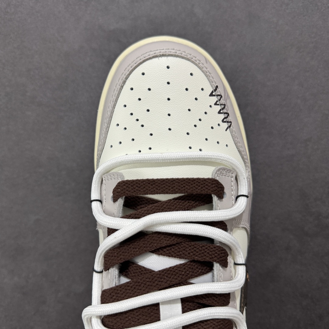 图片[7]-【YC纯原版】NK Dunk Low 破碎网格 DD1503-124 此款灵感来源于复古机能风，以黑棕色做旧风格为基底，灰青裂纹从石膏白中庭野蛮生长，每一道网格崩裂宛若冰封岩浆流动的瞬间定格。鞋身化作时间磨损的动态雕塑，腰身古铜色贴布Swoosh与后跟刺绣形成破坏性对话，在秩序解体中完成不规则美学朝圣。定制系列天花板 无原鞋不开发 全系列得物原鞋一比一校对开发 配色持续更新中 终端对接 优势输出 全套原厂楦头原纸板数据档案倾力打造 原汁原味莞产 极致还原 圈内最强针车工艺 高端零售指定版 广东原厂配套原盒原标 鞋盒分三个尺码段 原厂冲刀 超高清洁度 全鞋零毛边皮料切割 采用原厂百宏鞋带以及原厂百宏织唛舌标 内标可供原厂几率过验 进口原装条纹中底布 四线拉帮白色点胶 原厂拉帮手法遵循公司 原厂电绣 极致还原 尺码：36 36.5 37.5 38 38.5 39 40 40.5 41 42 42.5 43 44 44.5 45 46-选品中心