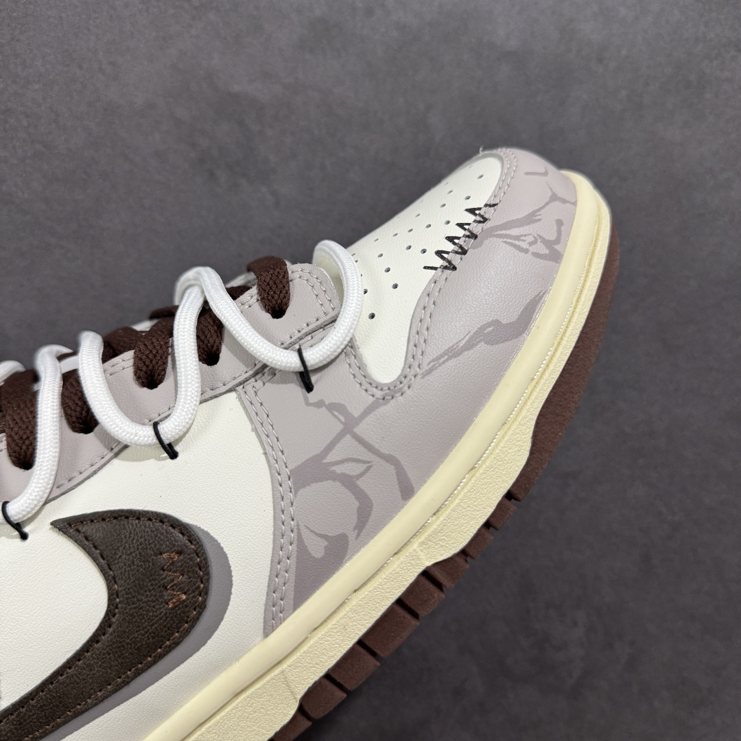 图片[4]-【YC纯原版】NK Dunk Low 破碎网格 DD1503-124 此款灵感来源于复古机能风，以黑棕色做旧风格为基底，灰青裂纹从石膏白中庭野蛮生长，每一道网格崩裂宛若冰封岩浆流动的瞬间定格。鞋身化作时间磨损的动态雕塑，腰身古铜色贴布Swoosh与后跟刺绣形成破坏性对话，在秩序解体中完成不规则美学朝圣。定制系列天花板 无原鞋不开发 全系列得物原鞋一比一校对开发 配色持续更新中 终端对接 优势输出 全套原厂楦头原纸板数据档案倾力打造 原汁原味莞产 极致还原 圈内最强针车工艺 高端零售指定版 广东原厂配套原盒原标 鞋盒分三个尺码段 原厂冲刀 超高清洁度 全鞋零毛边皮料切割 采用原厂百宏鞋带以及原厂百宏织唛舌标 内标可供原厂几率过验 进口原装条纹中底布 四线拉帮白色点胶 原厂拉帮手法遵循公司 原厂电绣 极致还原 尺码：36 36.5 37.5 38 38.5 39 40 40.5 41 42 42.5 43 44 44.5 45 46-选品中心