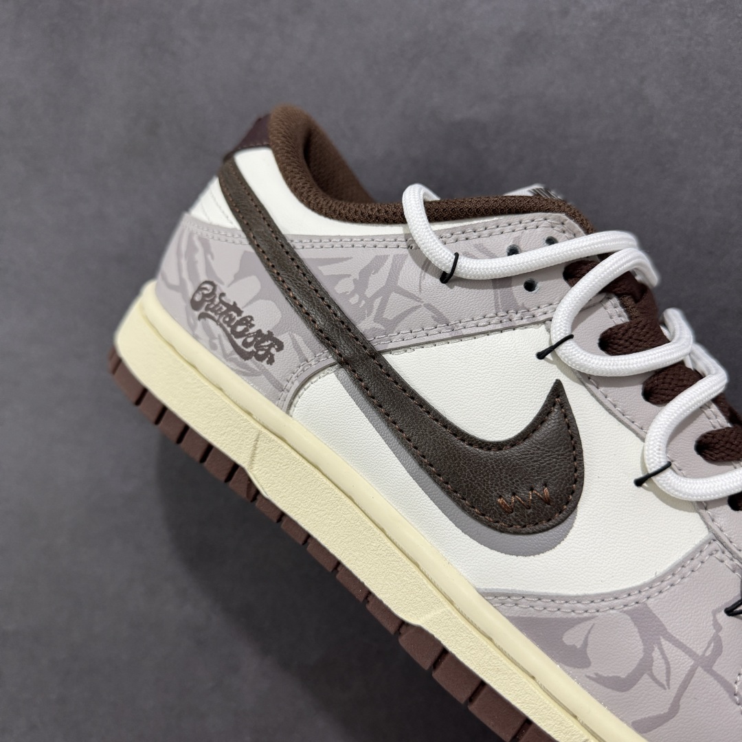 图片[5]-【YC纯原版】NK Dunk Low 破碎网格 DD1503-124 此款灵感来源于复古机能风，以黑棕色做旧风格为基底，灰青裂纹从石膏白中庭野蛮生长，每一道网格崩裂宛若冰封岩浆流动的瞬间定格。鞋身化作时间磨损的动态雕塑，腰身古铜色贴布Swoosh与后跟刺绣形成破坏性对话，在秩序解体中完成不规则美学朝圣。定制系列天花板 无原鞋不开发 全系列得物原鞋一比一校对开发 配色持续更新中 终端对接 优势输出 全套原厂楦头原纸板数据档案倾力打造 原汁原味莞产 极致还原 圈内最强针车工艺 高端零售指定版 广东原厂配套原盒原标 鞋盒分三个尺码段 原厂冲刀 超高清洁度 全鞋零毛边皮料切割 采用原厂百宏鞋带以及原厂百宏织唛舌标 内标可供原厂几率过验 进口原装条纹中底布 四线拉帮白色点胶 原厂拉帮手法遵循公司 原厂电绣 极致还原 尺码：36 36.5 37.5 38 38.5 39 40 40.5 41 42 42.5 43 44 44.5 45 46-选品中心