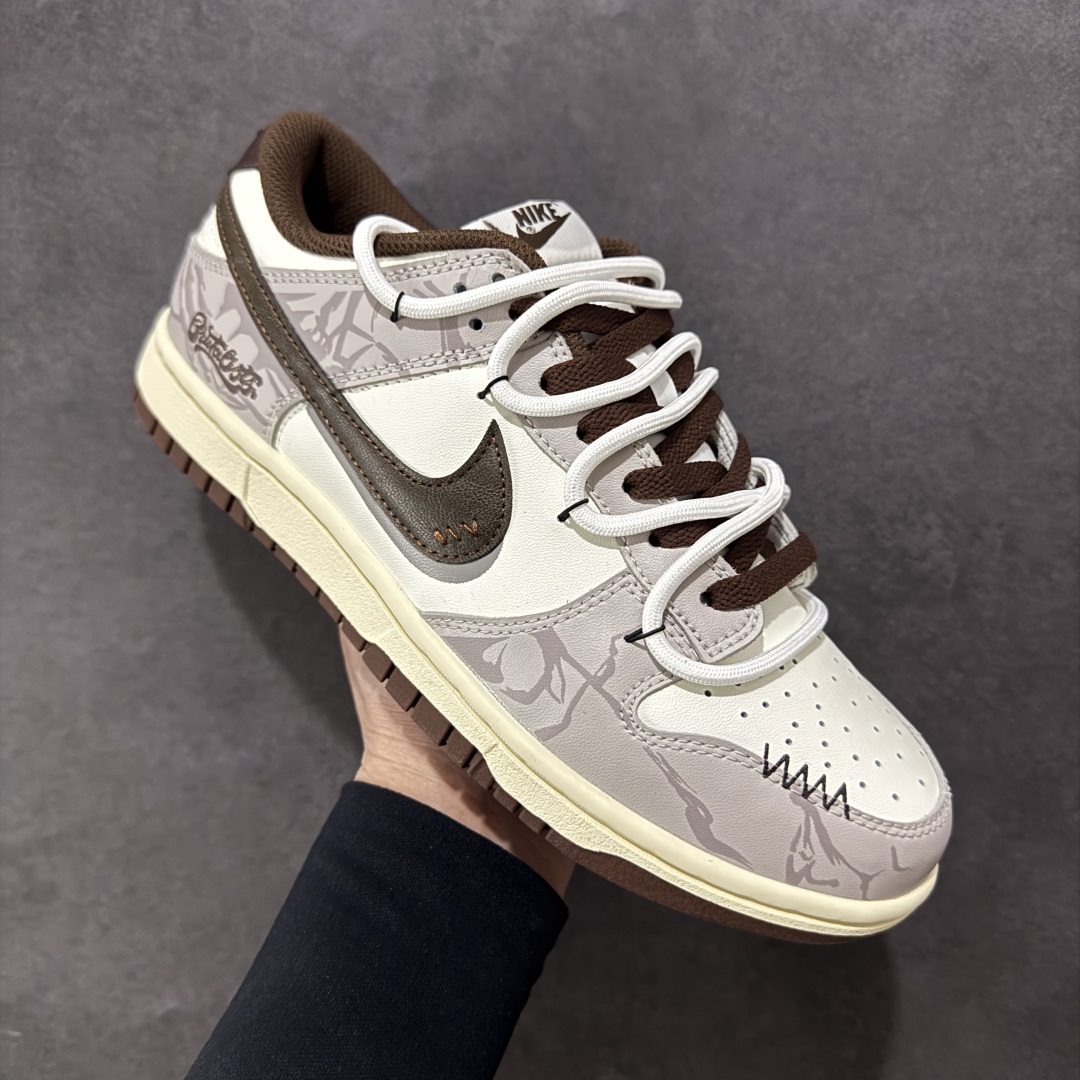 图片[3]-【YC纯原版】NK Dunk Low 破碎网格 DD1503-124 此款灵感来源于复古机能风，以黑棕色做旧风格为基底，灰青裂纹从石膏白中庭野蛮生长，每一道网格崩裂宛若冰封岩浆流动的瞬间定格。鞋身化作时间磨损的动态雕塑，腰身古铜色贴布Swoosh与后跟刺绣形成破坏性对话，在秩序解体中完成不规则美学朝圣。定制系列天花板 无原鞋不开发 全系列得物原鞋一比一校对开发 配色持续更新中 终端对接 优势输出 全套原厂楦头原纸板数据档案倾力打造 原汁原味莞产 极致还原 圈内最强针车工艺 高端零售指定版 广东原厂配套原盒原标 鞋盒分三个尺码段 原厂冲刀 超高清洁度 全鞋零毛边皮料切割 采用原厂百宏鞋带以及原厂百宏织唛舌标 内标可供原厂几率过验 进口原装条纹中底布 四线拉帮白色点胶 原厂拉帮手法遵循公司 原厂电绣 极致还原 尺码：36 36.5 37.5 38 38.5 39 40 40.5 41 42 42.5 43 44 44.5 45 46-选品中心