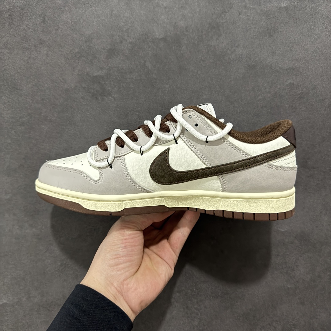 图片[2]-【YC纯原版】NK Dunk Low 破碎网格 DD1503-124 此款灵感来源于复古机能风，以黑棕色做旧风格为基底，灰青裂纹从石膏白中庭野蛮生长，每一道网格崩裂宛若冰封岩浆流动的瞬间定格。鞋身化作时间磨损的动态雕塑，腰身古铜色贴布Swoosh与后跟刺绣形成破坏性对话，在秩序解体中完成不规则美学朝圣。定制系列天花板 无原鞋不开发 全系列得物原鞋一比一校对开发 配色持续更新中 终端对接 优势输出 全套原厂楦头原纸板数据档案倾力打造 原汁原味莞产 极致还原 圈内最强针车工艺 高端零售指定版 广东原厂配套原盒原标 鞋盒分三个尺码段 原厂冲刀 超高清洁度 全鞋零毛边皮料切割 采用原厂百宏鞋带以及原厂百宏织唛舌标 内标可供原厂几率过验 进口原装条纹中底布 四线拉帮白色点胶 原厂拉帮手法遵循公司 原厂电绣 极致还原 尺码：36 36.5 37.5 38 38.5 39 40 40.5 41 42 42.5 43 44 44.5 45 46-选品中心