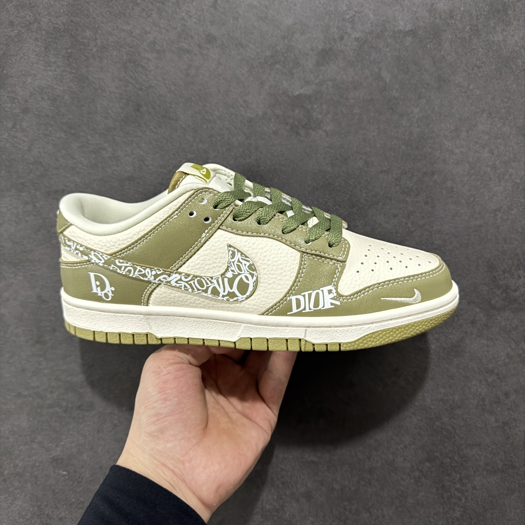 【定制版】Nike SB Dunk Low 迪奥系列 涂鸦绿勾 周年高端定制 低帮休闲板鞋  #定制鞋盒 大厂纯原品质出货 超高清洁度 皮料切割干净无任何毛边 细节完美   货号:KK1333-044 尺码:36 36.5 37.5 38 36.5 39 40 40.5 41 42 42.5 43 44 44.5 45-选品中心