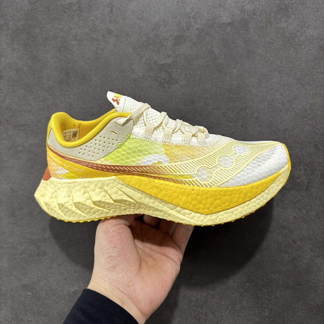 【公司级】SAUCONY索康尼 ENDORPHIN PRO系列啡鹏4男女低帮缓震跑步鞋 索康尼推出的EndorphinPro4跑鞋是一款外观激进但脚感舒适的跑鞋,采用了全新的中底设计和鞋面工程,保留了软弹脚感和稳定支撑,适合进阶跑者和喜欢软弹脚感的跑者选择。 尺码:36 36.5 37.5 38 38.5 39 40 40.5 41 42 42.5 43 44 45-选品中心