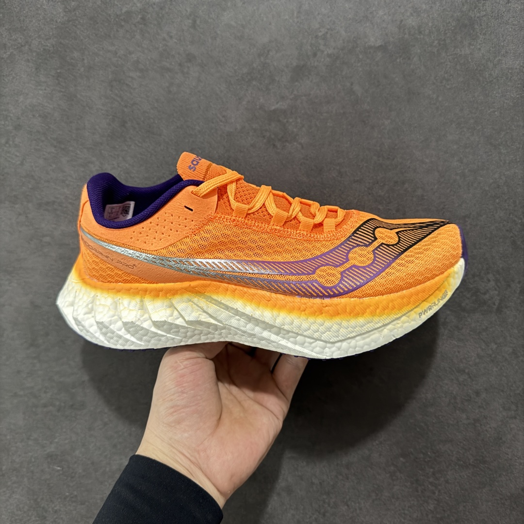 【公司级】SAUCONY索康尼 ENDORPHIN PRO系列啡鹏4男女低帮缓震跑步鞋 索康尼推出的EndorphinPro4跑鞋是一款外观激进但脚感舒适的跑鞋,采用了全新的中底设计和鞋面工程,保留了软弹脚感和稳定支撑,适合进阶跑者和喜欢软弹脚感的跑者选择。 尺码:36 36.5 37.5 38 38.5 39 40 40.5 41 42 42.5 43 44 45-选品中心