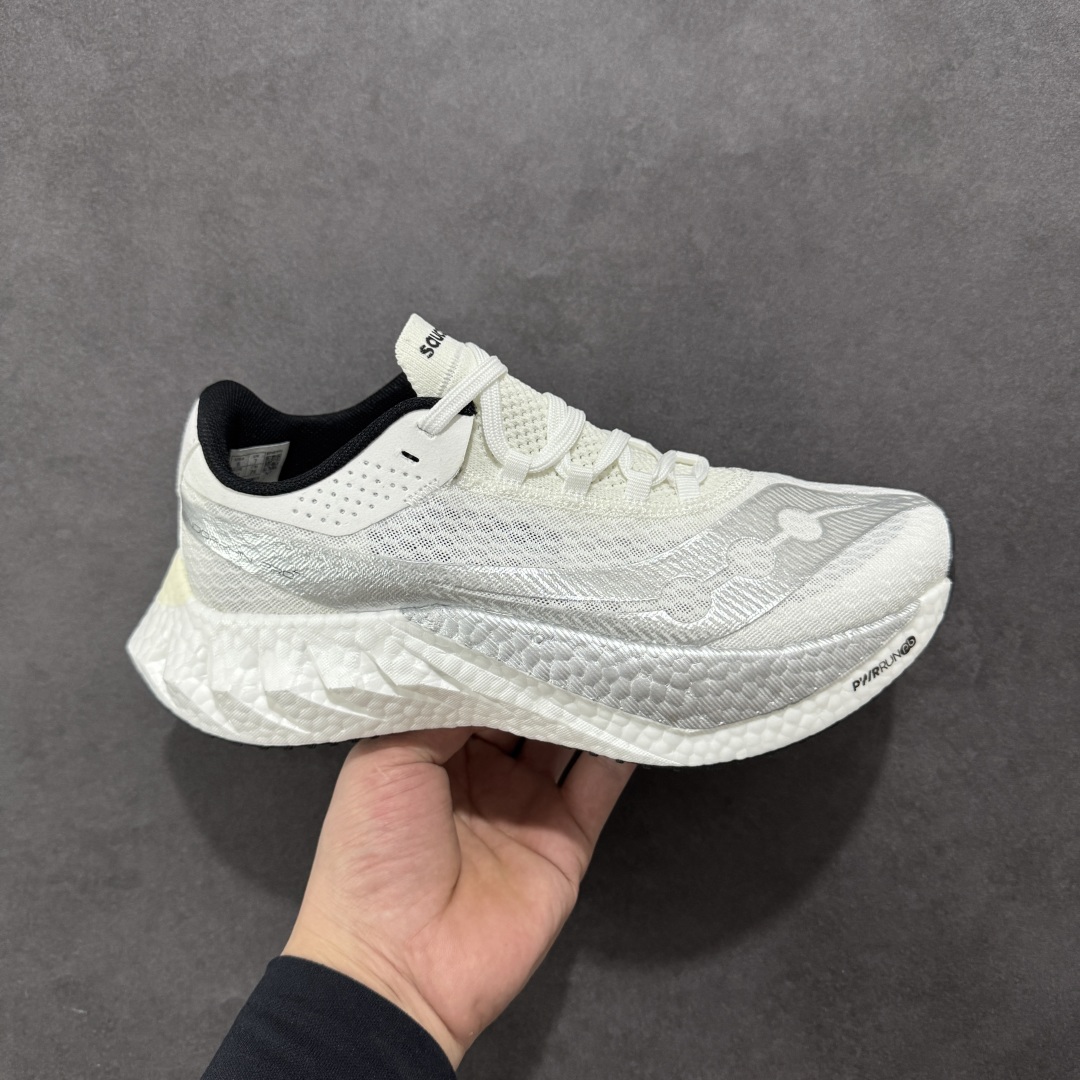 【公司级】SAUCONY索康尼 ENDORPHIN PRO系列啡鹏4男女低帮缓震跑步鞋 索康尼推出的EndorphinPro4跑鞋是一款外观激进但脚感舒适的跑鞋,采用了全新的中底设计和鞋面工程,保留了软弹脚感和稳定支撑,适合进阶跑者和喜欢软弹脚感的跑者选择。 尺码:36 36.5 37.5 38 38.5 39 40 40.5 41 42 42.5 43 44 45-选品中心