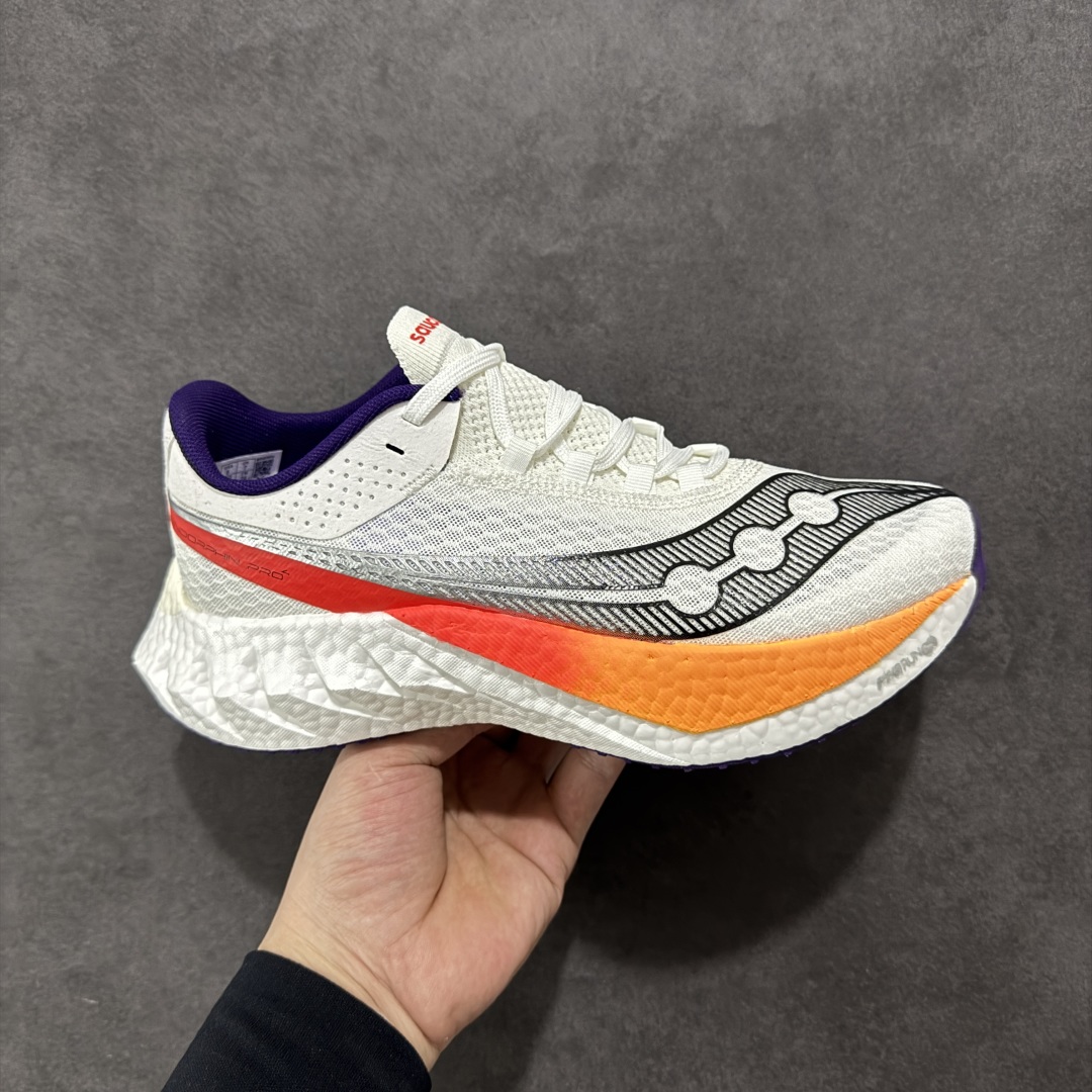 【公司级】SAUCONY索康尼 ENDORPHIN PRO系列啡鹏4男女低帮缓震跑步鞋 索康尼推出的EndorphinPro4跑鞋是一款外观激进但脚感舒适的跑鞋,采用了全新的中底设计和鞋面工程,保留了软弹脚感和稳定支撑,适合进阶跑者和喜欢软弹脚感的跑者选择。 尺码:36 36.5 37.5 38 38.5 39 40 40.5 41 42 42.5 43 44 45-选品中心