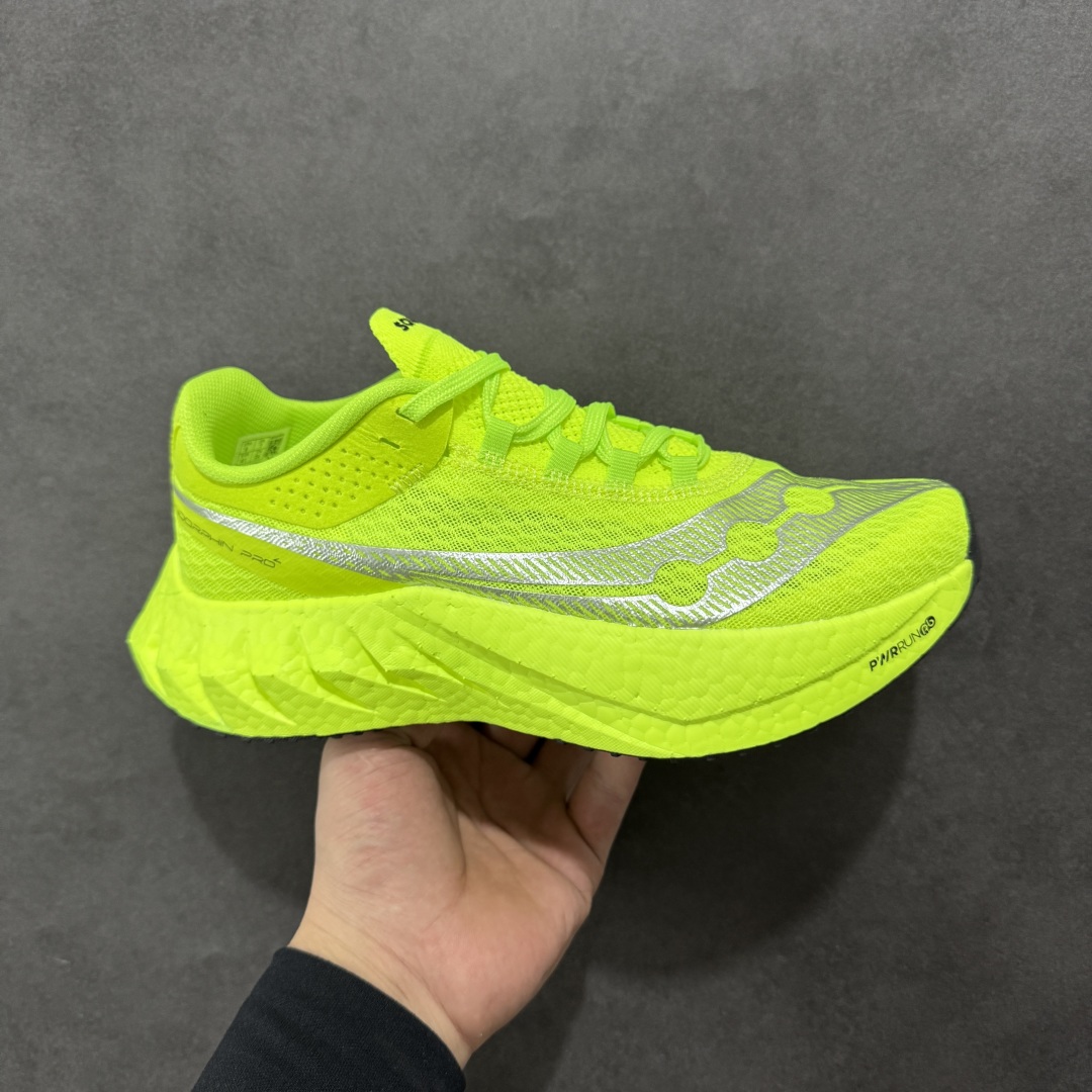 【公司级】SAUCONY索康尼 ENDORPHIN PRO系列啡鹏4男女低帮缓震跑步鞋 索康尼推出的EndorphinPro4跑鞋是一款外观激进但脚感舒适的跑鞋,采用了全新的中底设计和鞋面工程,保留了软弹脚感和稳定支撑,适合进阶跑者和喜欢软弹脚感的跑者选择。 尺码:36 36.5 37.5 38 38.5 39 40 40.5 41 42 42.5 43 44 45-选品中心