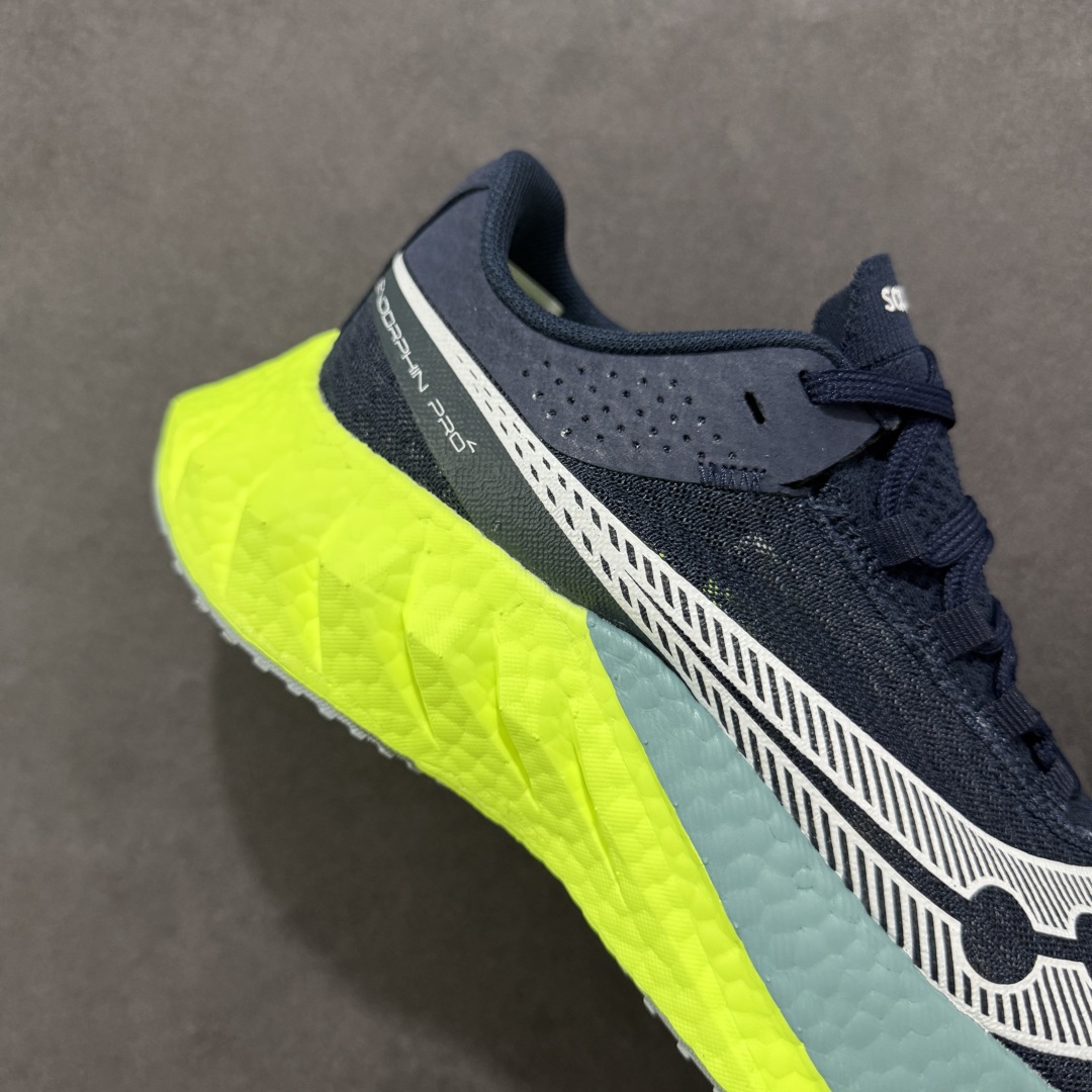 图片[6]-【公司级】SAUCONY索康尼 ENDORPHIN PRO系列啡鹏4男女低帮缓震跑步鞋 索康尼推出的EndorphinPro4跑鞋是一款外观激进但脚感舒适的跑鞋，采用了全新的中底设计和鞋面工程，保留了软弹脚感和稳定支撑，适合进阶跑者和喜欢软弹脚感的跑者选择。 尺码：36 36.5 37.5 38 38.5 39 40 40.5 41 42 42.5 43 44 45-选品中心