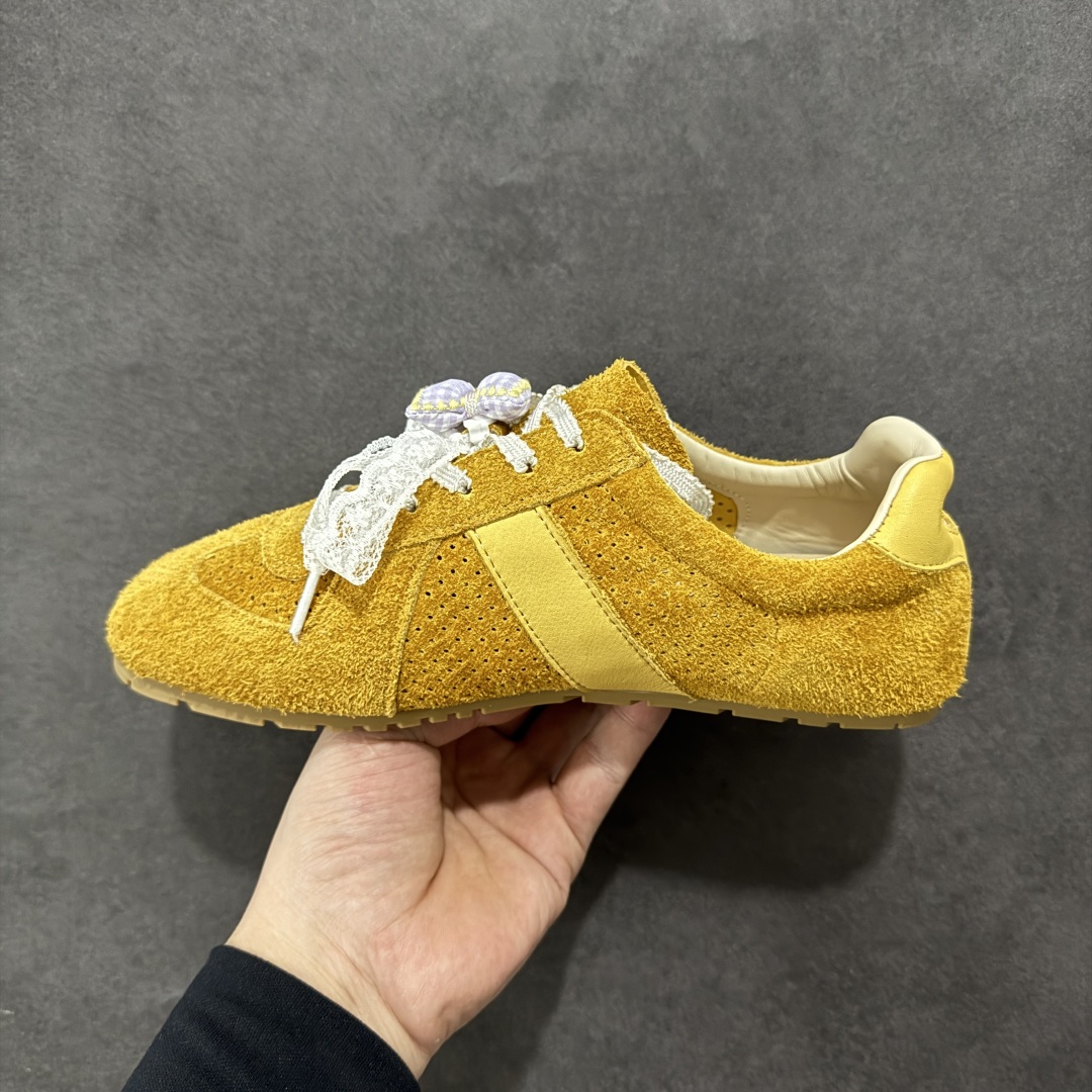 图片[2]-【公司级】GG-CC 雷丝蝴蝶结德训鞋反绒牛皮2.0系列阿甘复古风芭蕾舞鞋薄底百搭休闲运动鞋系列 #广东大厂品质 25ss春季新款 釆用今年最流行的#缎带蝴蝶结鞋扣装饰 全手工拉帮工艺成型 反绒牛皮拼接鞋面材质 鞋身原装高密度磨砂牛皮面料,极好柔软透气效果 双春日踏青舒适度和少女感 GGCC德训鞋界的白月光🌙 长时间走路和站立都不累脚 不管怎么搭配都好看 尺码：35 36 37 38 39 40-选品中心