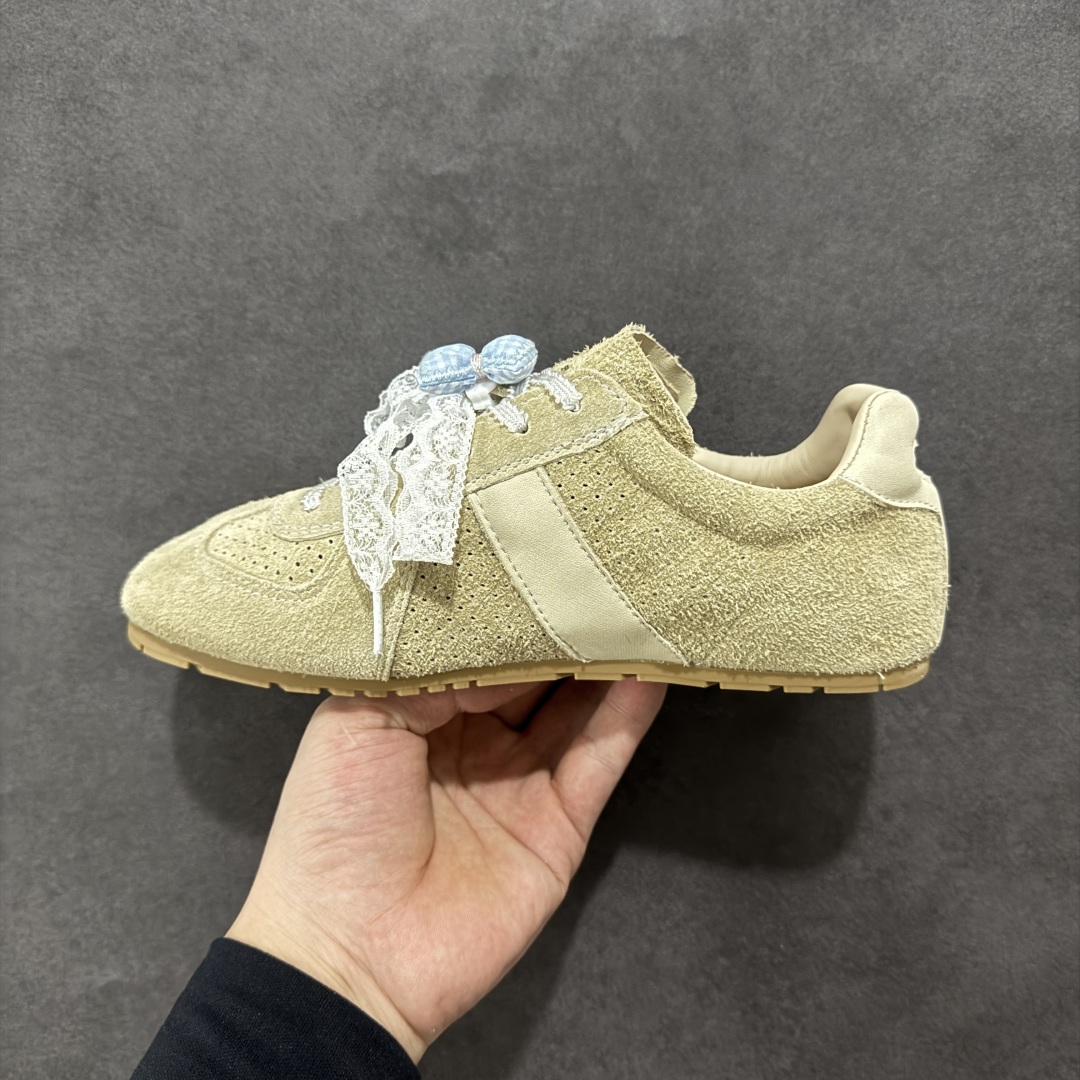 图片[2]-【公司级】GG-CC 雷丝蝴蝶结德训鞋反绒牛皮2.0系列阿甘复古风芭蕾舞鞋薄底百搭休闲运动鞋系列 #广东大厂品质 25ss春季新款 釆用今年最流行的#缎带蝴蝶结鞋扣装饰 全手工拉帮工艺成型 反绒牛皮拼接鞋面材质 鞋身原装高密度磨砂牛皮面料,极好柔软透气效果 双春日踏青舒适度和少女感 GGCC德训鞋界的白月光🌙 长时间走路和站立都不累脚 不管怎么搭配都好看 尺码：35 36 37 38 39 40-选品中心