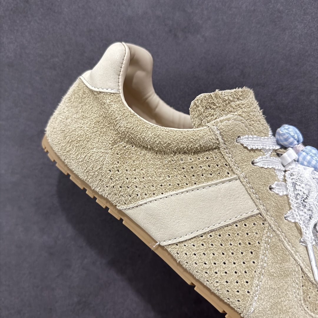 图片[6]-【公司级】GG-CC 雷丝蝴蝶结德训鞋反绒牛皮2.0系列阿甘复古风芭蕾舞鞋薄底百搭休闲运动鞋系列 #广东大厂品质 25ss春季新款 釆用今年最流行的#缎带蝴蝶结鞋扣装饰 全手工拉帮工艺成型 反绒牛皮拼接鞋面材质 鞋身原装高密度磨砂牛皮面料,极好柔软透气效果 双春日踏青舒适度和少女感 GGCC德训鞋界的白月光🌙 长时间走路和站立都不累脚 不管怎么搭配都好看 尺码：35 36 37 38 39 40-选品中心