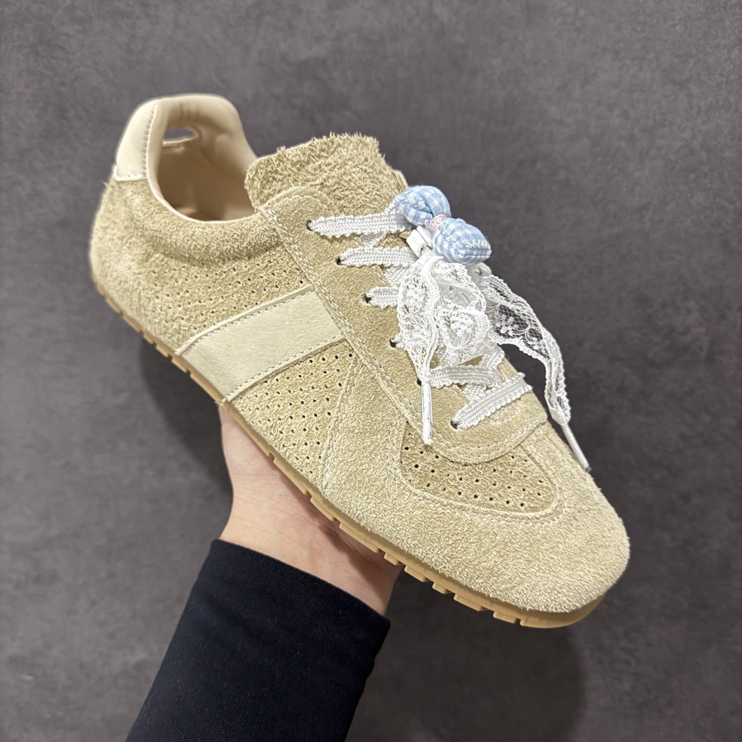 图片[3]-【公司级】GG-CC 雷丝蝴蝶结德训鞋反绒牛皮2.0系列阿甘复古风芭蕾舞鞋薄底百搭休闲运动鞋系列 #广东大厂品质 25ss春季新款 釆用今年最流行的#缎带蝴蝶结鞋扣装饰 全手工拉帮工艺成型 反绒牛皮拼接鞋面材质 鞋身原装高密度磨砂牛皮面料,极好柔软透气效果 双春日踏青舒适度和少女感 GGCC德训鞋界的白月光🌙 长时间走路和站立都不累脚 不管怎么搭配都好看 尺码：35 36 37 38 39 40-选品中心