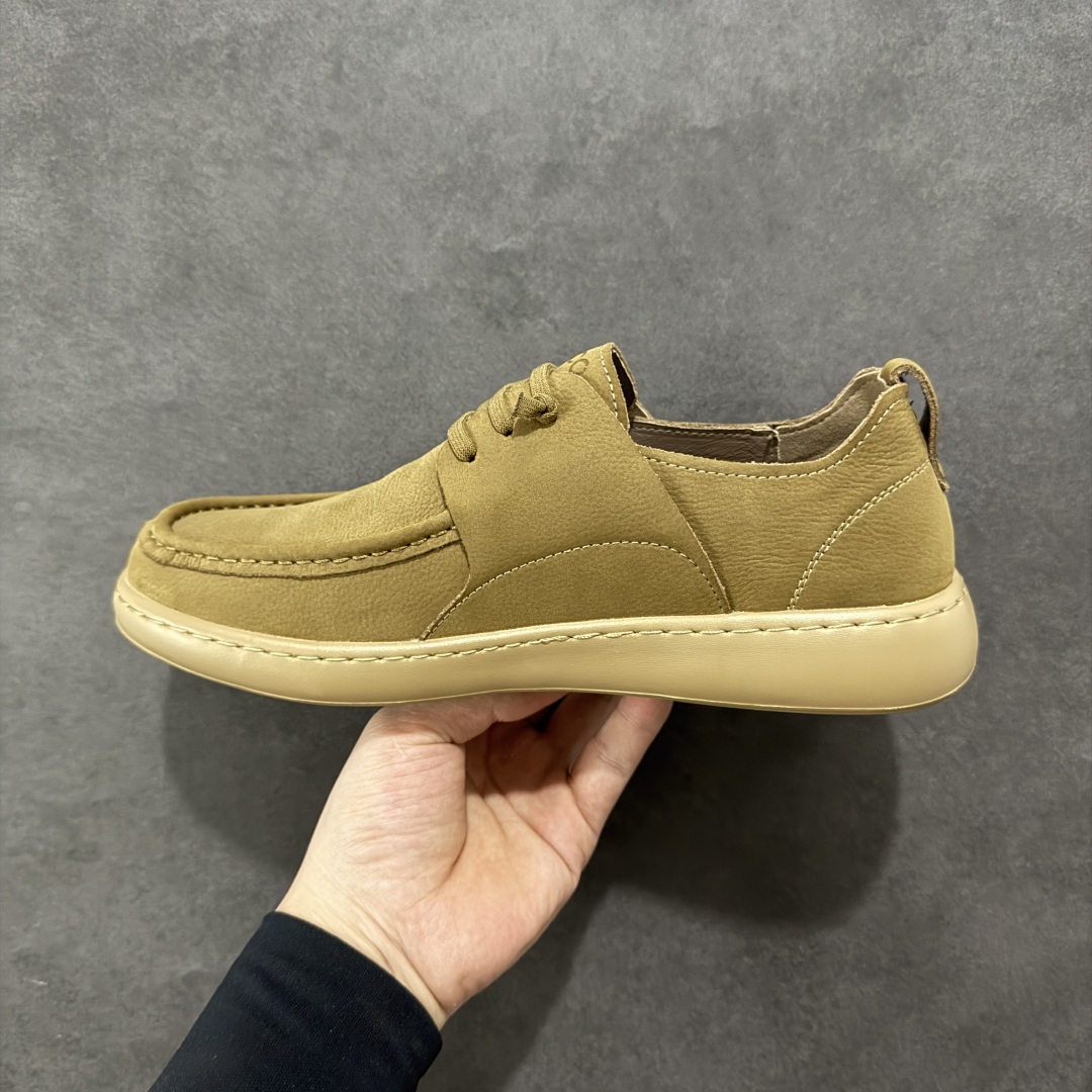 图片[2]-【公司级】ECCO爱步一脚蹬男鞋夏季25年新款百搭休闲袋鼠鞋 AT.KOLLEKTIVE系列 鞋面采用甄选牛皮面料，质感丰富 脚感柔软舒适 创新经典袋鼠鞋轮廓，为穿搭注入多彩魅力 风箱式鞋舌搭配沿条式挪威缝 简约免系带设计 简单随搭 穿脱便捷 PU包裹足弓与后跟，为双脚提供支撑性 带来轻盈柔韧的体验性 契合自然系穿搭，是经典不过时的时尚单品 尺码：38 39 40 41 42 43 44（皮鞋码）-选品中心