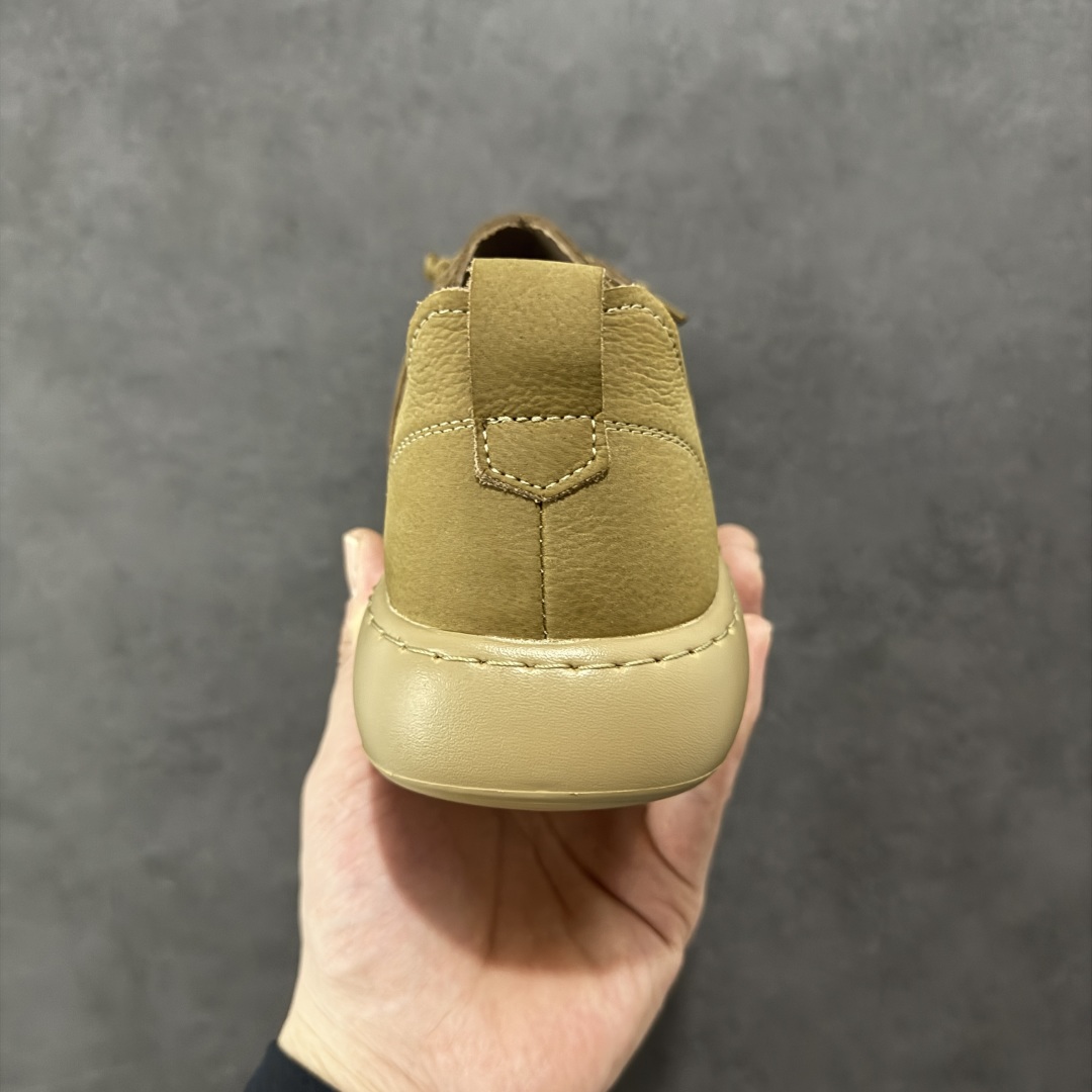 图片[4]-【公司级】ECCO爱步一脚蹬男鞋夏季25年新款百搭休闲袋鼠鞋 AT.KOLLEKTIVE系列 鞋面采用甄选牛皮面料，质感丰富 脚感柔软舒适 创新经典袋鼠鞋轮廓，为穿搭注入多彩魅力 风箱式鞋舌搭配沿条式挪威缝 简约免系带设计 简单随搭 穿脱便捷 PU包裹足弓与后跟，为双脚提供支撑性 带来轻盈柔韧的体验性 契合自然系穿搭，是经典不过时的时尚单品 尺码：38 39 40 41 42 43 44（皮鞋码）-选品中心