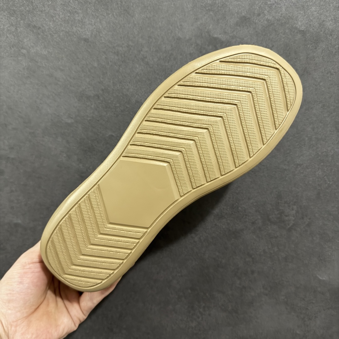 图片[9]-【公司级】ECCO爱步一脚蹬男鞋夏季25年新款百搭休闲袋鼠鞋 AT.KOLLEKTIVE系列 鞋面采用甄选牛皮面料，质感丰富 脚感柔软舒适 创新经典袋鼠鞋轮廓，为穿搭注入多彩魅力 风箱式鞋舌搭配沿条式挪威缝 简约免系带设计 简单随搭 穿脱便捷 PU包裹足弓与后跟，为双脚提供支撑性 带来轻盈柔韧的体验性 契合自然系穿搭，是经典不过时的时尚单品 尺码：38 39 40 41 42 43 44（皮鞋码）-选品中心