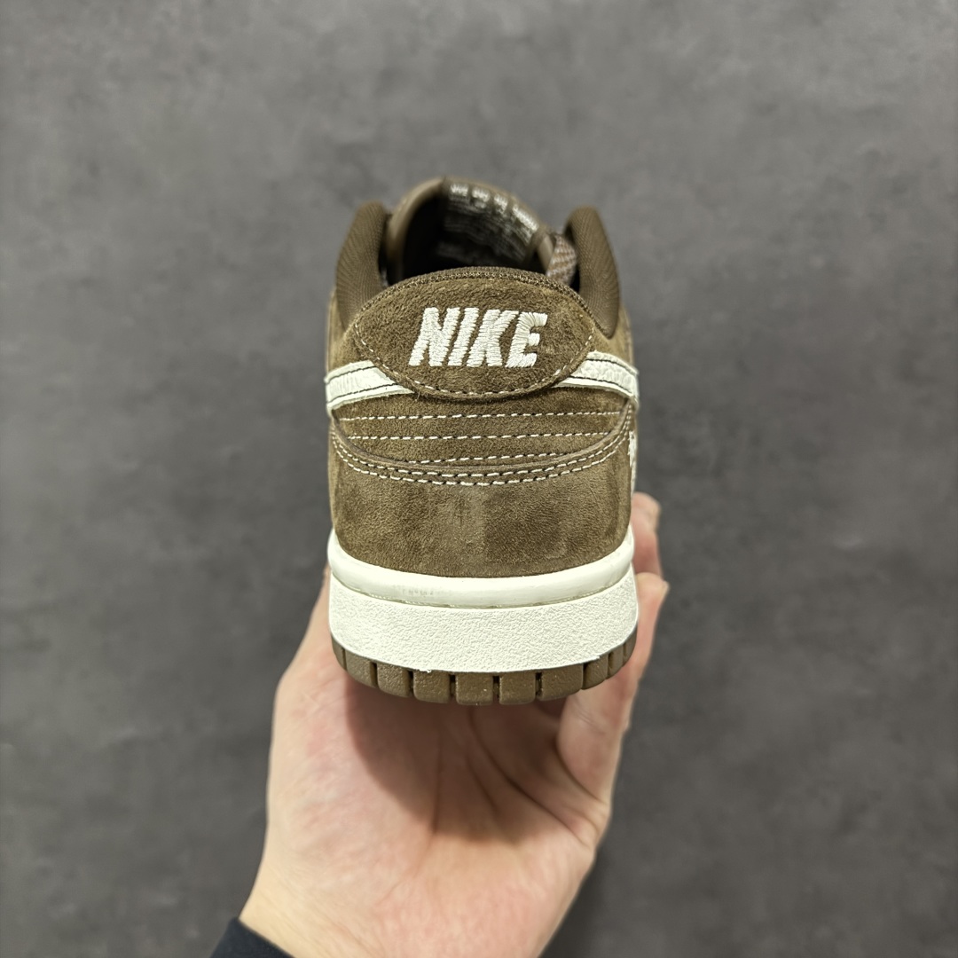 图片[4]-【定制版】Nike SB Dunk Low x Stussy 棕米小钩 纯原大厂出品 极力推荐 原装头层材料 独家版型蒸餾加工 帶來的是更好的视觉和脚感体验 大厂纯原品质出货 清洁度 电绣工艺 皮料切割干净无任何毛边 细节完美 货号：CY5979 103 尺码：36 36.5 37.5 38 38.5 39 40 40.5 41 42 42.5 43 44 44.5 45-选品中心