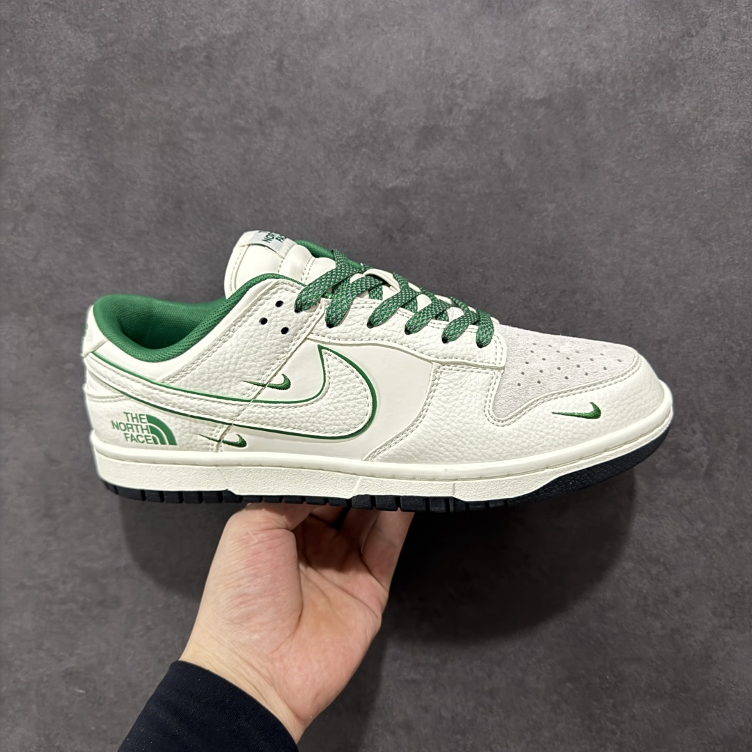 【定制版】Nike SB Dunk Low x The North Face 白绿三小钩 纯原大厂出品 极力推荐 原装头层材料 独家版型蒸餾加工 帶來的是更好的视觉和脚感体验 大厂纯原品质出货 清洁度 电绣工艺 皮料切割干净无任何毛边 细节完美 货号:CY5979 101 尺码:36 36.5 37.5 38 38.5 39 40 40.5 41 42 42.5 43 44 44.5 45-选品中心