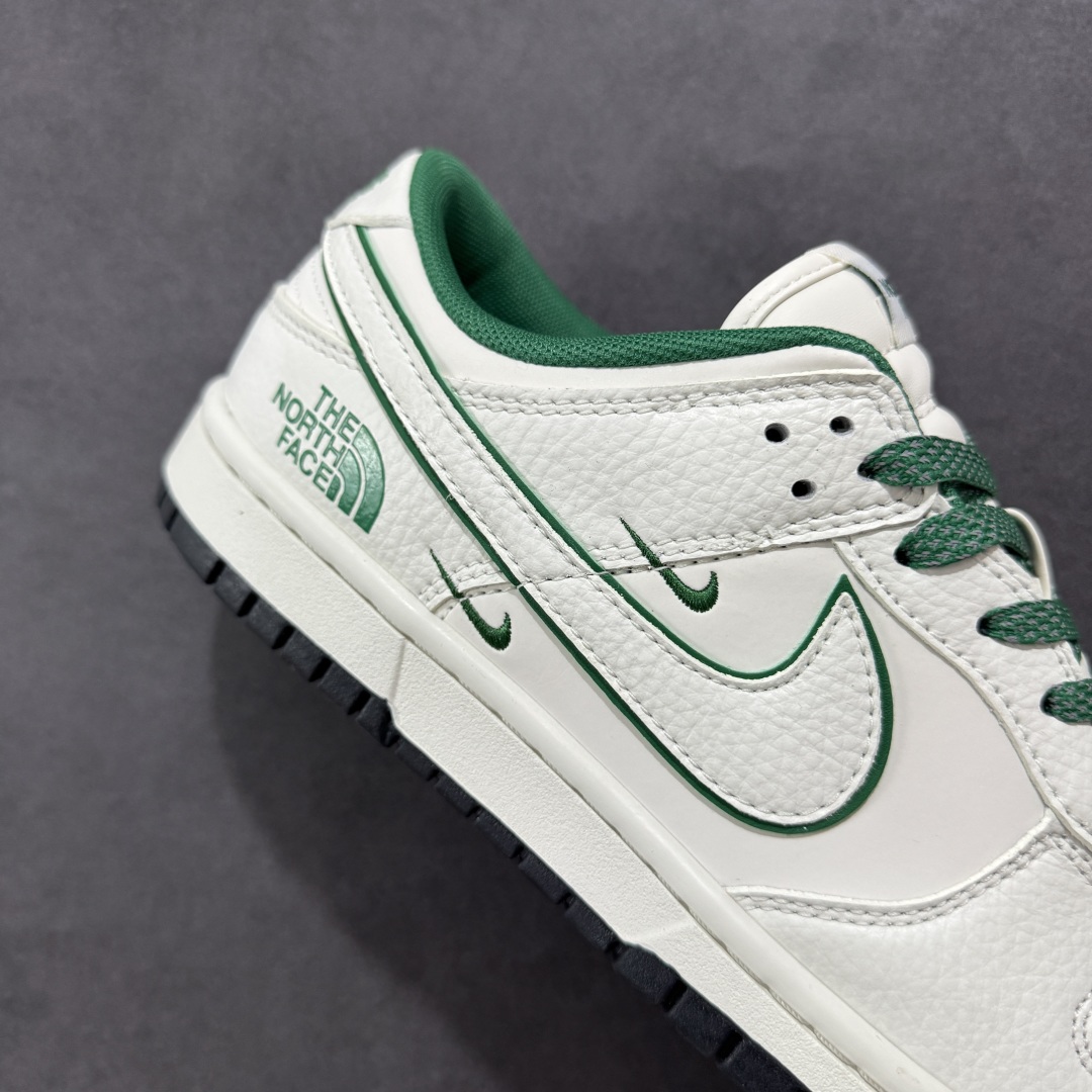 图片[6]-【定制版】Nike SB Dunk Low x The North Face 白绿三小钩 纯原大厂出品 极力推荐 原装头层材料 独家版型蒸餾加工 帶來的是更好的视觉和脚感体验 大厂纯原品质出货 清洁度 电绣工艺 皮料切割干净无任何毛边 细节完美 货号：CY5979 101 尺码：36 36.5 37.5 38 38.5 39 40 40.5 41 42 42.5 43 44 44.5 45-选品中心