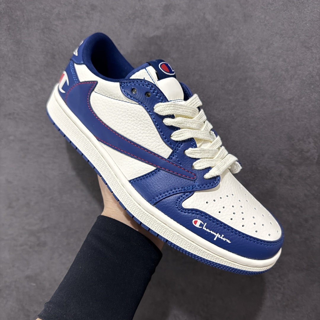 图片[3]-【定制版】Fragment x Travis Scott x 冠军 Air Jordan 1 Low 三方联名倒钩 性价比原盒出货 全新的三方联名低帮倒钩鞋面延续了黑脚趾设计，整双鞋以全荔枝皮打造，腰身搭配白色「倒勾」，再点缀上Travis Scott 标志性的Logo，后跟处以藤原浩最拿手的蓝色为主色调，完善极具Fragment Design的白蓝黑设计风格，左右脚分别以Travis Scott鬼脸和乔丹飞翼加以修饰，彰显出三方联名的奢华格调。 货号：QY1188-118 尺码：36 36.5 37.5 38 38.5 39 40 40.5 41 42 42.5 43 44 44.5 45-选品中心