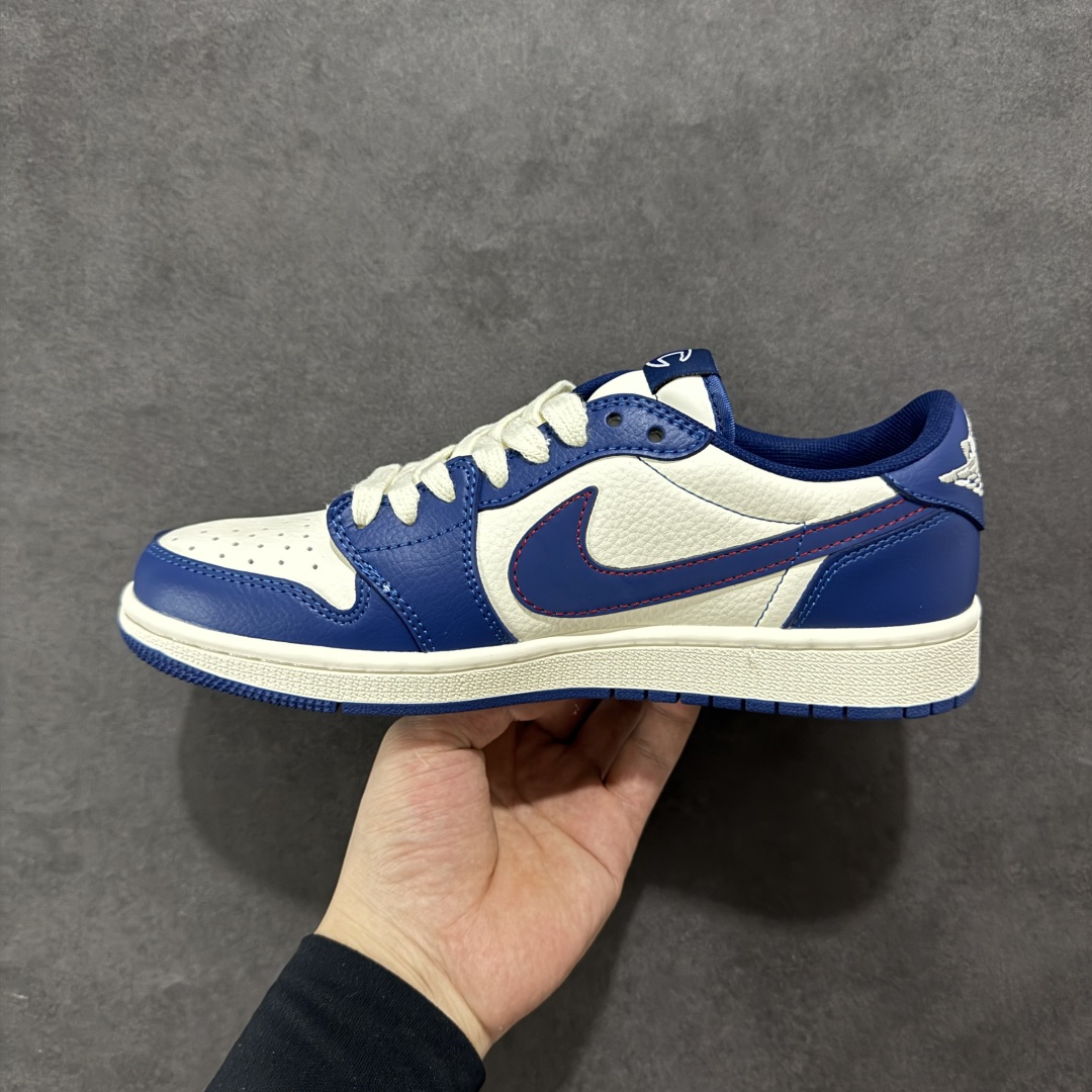 图片[2]-【定制版】Fragment x Travis Scott x 冠军 Air Jordan 1 Low 三方联名倒钩 性价比原盒出货 全新的三方联名低帮倒钩鞋面延续了黑脚趾设计，整双鞋以全荔枝皮打造，腰身搭配白色「倒勾」，再点缀上Travis Scott 标志性的Logo，后跟处以藤原浩最拿手的蓝色为主色调，完善极具Fragment Design的白蓝黑设计风格，左右脚分别以Travis Scott鬼脸和乔丹飞翼加以修饰，彰显出三方联名的奢华格调。 货号：QY1188-118 尺码：36 36.5 37.5 38 38.5 39 40 40.5 41 42 42.5 43 44 44.5 45-选品中心