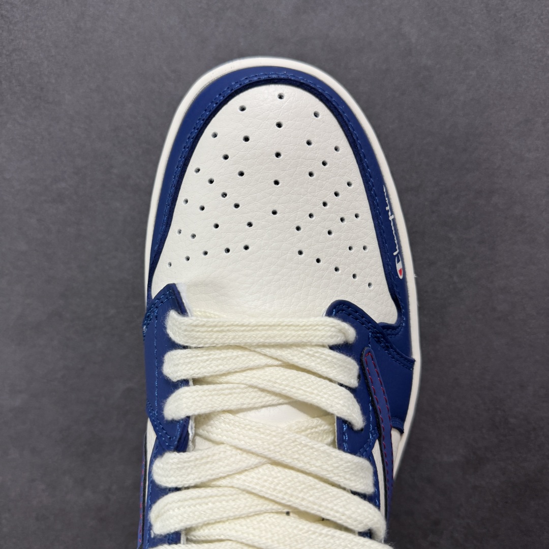 图片[8]-【定制版】Fragment x Travis Scott x 冠军 Air Jordan 1 Low 三方联名倒钩 性价比原盒出货 全新的三方联名低帮倒钩鞋面延续了黑脚趾设计，整双鞋以全荔枝皮打造，腰身搭配白色「倒勾」，再点缀上Travis Scott 标志性的Logo，后跟处以藤原浩最拿手的蓝色为主色调，完善极具Fragment Design的白蓝黑设计风格，左右脚分别以Travis Scott鬼脸和乔丹飞翼加以修饰，彰显出三方联名的奢华格调。 货号：QY1188-118 尺码：36 36.5 37.5 38 38.5 39 40 40.5 41 42 42.5 43 44 44.5 45-选品中心