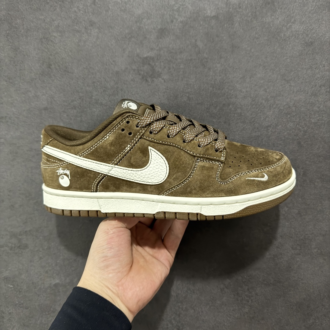 【定制版】Nike SB Dunk Low x Stussy 棕米小钩 纯原大厂出品 极力推荐 原装头层材料 独家版型蒸餾加工 帶來的是更好的视觉和脚感体验 大厂纯原品质出货 清洁度 电绣工艺 皮料切割干净无任何毛边 细节完美 货号:CY5979 103 尺码:36 36.5 37.5 38 38.5 39 40 40.5 41 42 42.5 43 44 44.5 45-选品中心