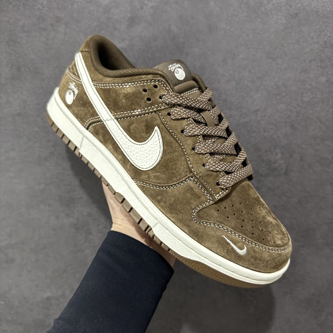 图片[3]-【定制版】Nike SB Dunk Low x Stussy 棕米小钩 纯原大厂出品 极力推荐 原装头层材料 独家版型蒸餾加工 帶來的是更好的视觉和脚感体验 大厂纯原品质出货 清洁度 电绣工艺 皮料切割干净无任何毛边 细节完美 货号：CY5979 103 尺码：36 36.5 37.5 38 38.5 39 40 40.5 41 42 42.5 43 44 44.5 45-选品中心