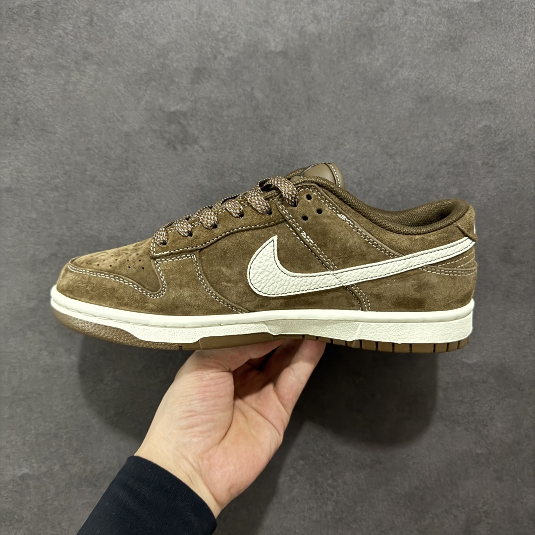 图片[2]-【定制版】Nike SB Dunk Low x Stussy 棕米小钩 纯原大厂出品 极力推荐 原装头层材料 独家版型蒸餾加工 帶來的是更好的视觉和脚感体验 大厂纯原品质出货 清洁度 电绣工艺 皮料切割干净无任何毛边 细节完美 货号：CY5979 103 尺码：36 36.5 37.5 38 38.5 39 40 40.5 41 42 42.5 43 44 44.5 45-选品中心