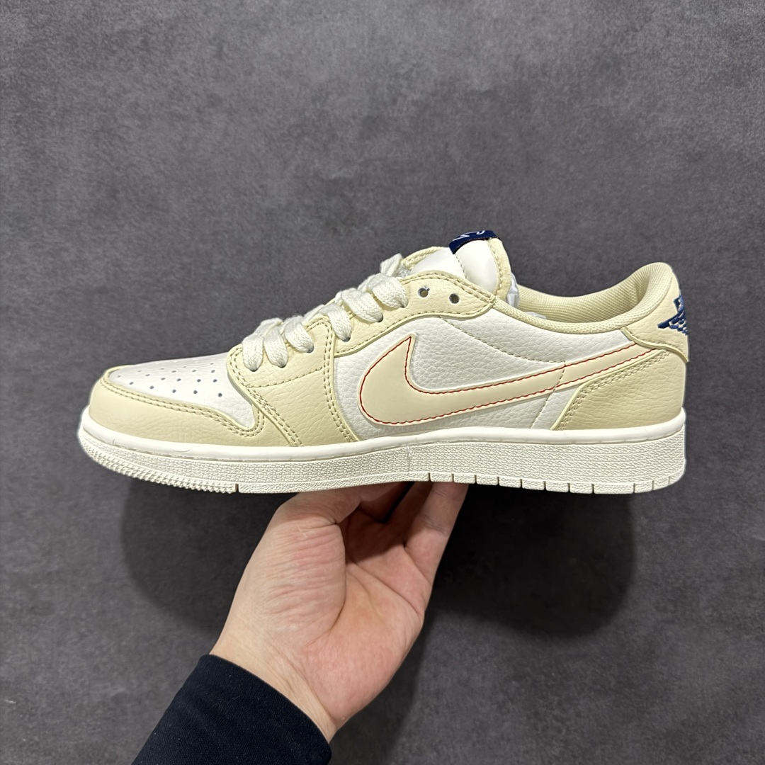图片[2]-【定制版】Fragment x Travis Scott x 冠军 Air Jordan 1 Low 三方联名倒钩 性价比原盒出货 全新的三方联名低帮倒钩鞋面延续了黑脚趾设计，整双鞋以全荔枝皮打造，腰身搭配白色「倒勾」，再点缀上Travis Scott 标志性的Logo，后跟处以藤原浩最拿手的蓝色为主色调，完善极具Fragment Design的白蓝黑设计风格，左右脚分别以Travis Scott鬼脸和乔丹飞翼加以修饰，彰显出三方联名的奢华格调。 货号：QY1188-123 尺码：36 36.5 37.5 38 38.5 39 40 40.5 41 42 42.5 43 44 44.5 45-选品中心