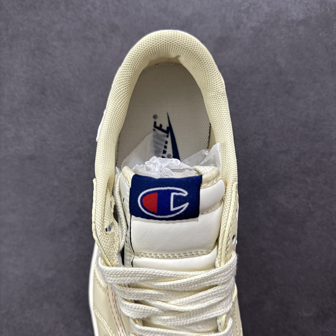 图片[7]-【定制版】Fragment x Travis Scott x 冠军 Air Jordan 1 Low 三方联名倒钩 性价比原盒出货 全新的三方联名低帮倒钩鞋面延续了黑脚趾设计，整双鞋以全荔枝皮打造，腰身搭配白色「倒勾」，再点缀上Travis Scott 标志性的Logo，后跟处以藤原浩最拿手的蓝色为主色调，完善极具Fragment Design的白蓝黑设计风格，左右脚分别以Travis Scott鬼脸和乔丹飞翼加以修饰，彰显出三方联名的奢华格调。 货号：QY1188-123 尺码：36 36.5 37.5 38 38.5 39 40 40.5 41 42 42.5 43 44 44.5 45-选品中心